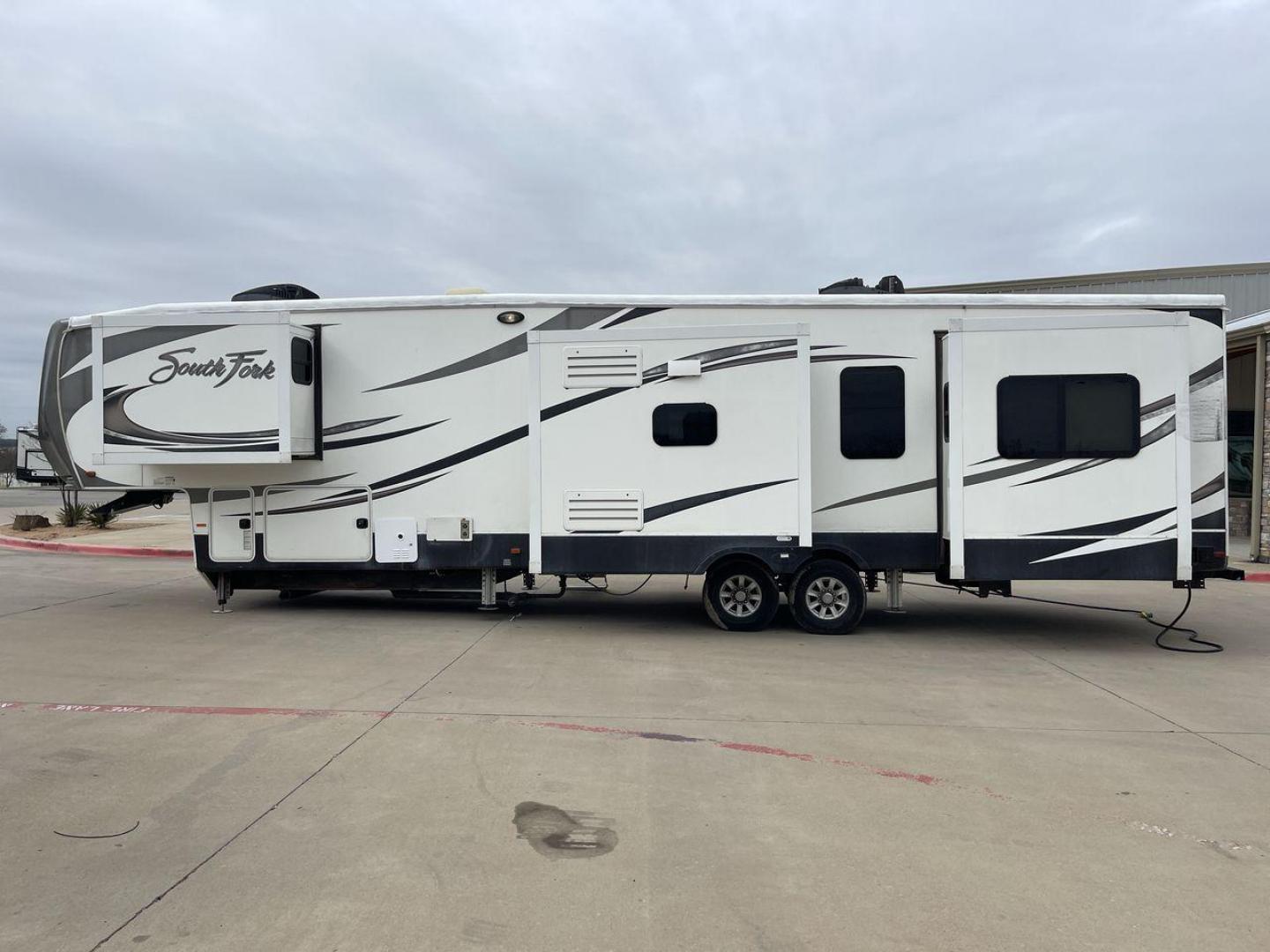 2017 CRUISER RV SOUTH FORK SANTA FE (5RXLG4228H1) , Length: 42.42 ft | Dry Weight: 13,702 lbs | Gross Weight: 16,000 lbs | Slides: 5 transmission, located at 4319 N Main Street, Cleburne, TX, 76033, (817) 221-0660, 32.435829, -97.384178 - The 2017 Cruiser RV South Fork Santa Fe is a large and rugged fifth wheel that stands out with its striking exterior and practical features. With a length of 42.42 ft. and a height of 13.25 ft., this model offers an imposing presence on the road while providing ample space for all your needs. The RV - Photo#23