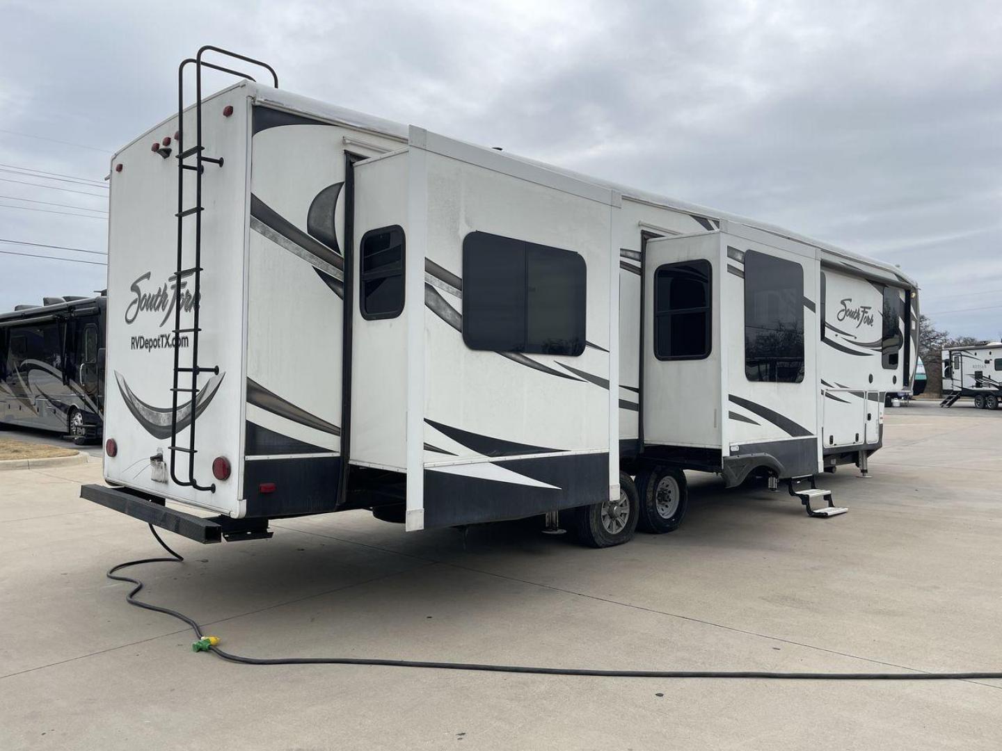 2017 CRUISER RV SOUTH FORK SANTA FE (5RXLG4228H1) , Length: 42.42 ft | Dry Weight: 13,702 lbs | Gross Weight: 16,000 lbs | Slides: 5 transmission, located at 4319 N Main Street, Cleburne, TX, 76033, (817) 221-0660, 32.435829, -97.384178 - The 2017 Cruiser RV South Fork Santa Fe is a large and rugged fifth wheel that stands out with its striking exterior and practical features. With a length of 42.42 ft. and a height of 13.25 ft., this model offers an imposing presence on the road while providing ample space for all your needs. The RV - Photo#24