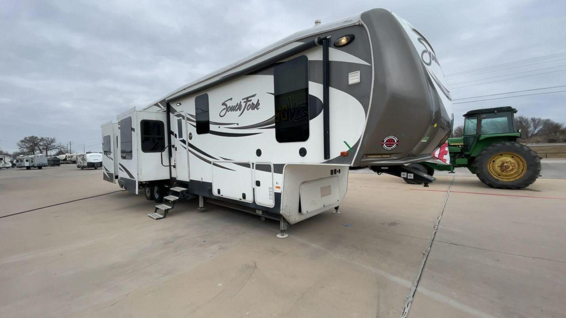 2017 CRUISER RV SOUTH FORK SANTA FE (5RXLG4228H1) , Length: 42.42 ft | Dry Weight: 13,702 lbs | Gross Weight: 16,000 lbs | Slides: 5 transmission, located at 4319 N Main Street, Cleburne, TX, 76033, (817) 221-0660, 32.435829, -97.384178 - The 2017 Cruiser RV South Fork Santa Fe is a large and rugged fifth wheel that stands out with its striking exterior and practical features. With a length of 42.42 ft. and a height of 13.25 ft., this model offers an imposing presence on the road while providing ample space for all your needs. The RV - Photo#3