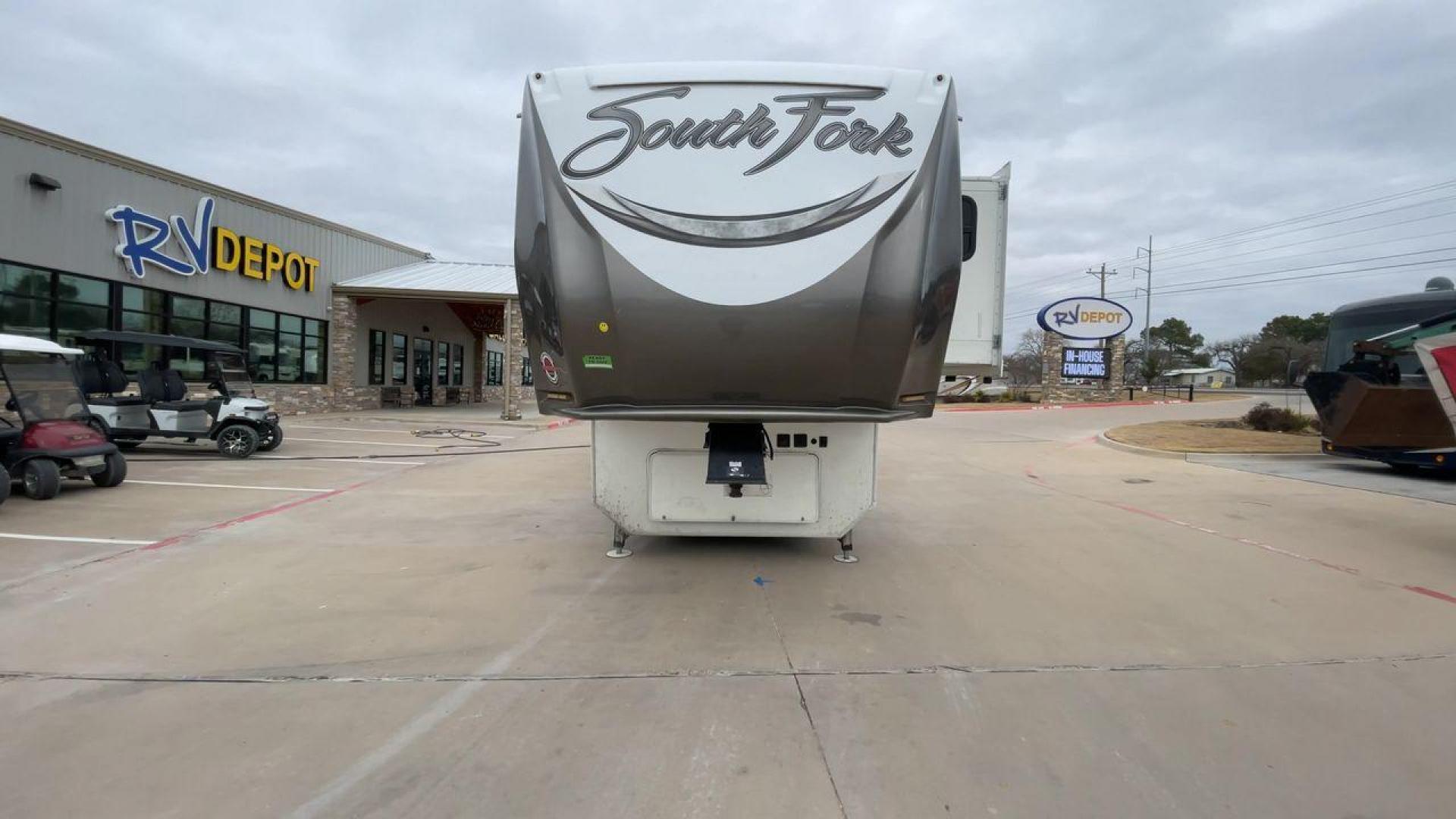 2017 CRUISER RV SOUTH FORK SANTA FE (5RXLG4228H1) , Length: 42.42 ft | Dry Weight: 13,702 lbs | Gross Weight: 16,000 lbs | Slides: 5 transmission, located at 4319 N Main Street, Cleburne, TX, 76033, (817) 221-0660, 32.435829, -97.384178 - The 2017 Cruiser RV South Fork Santa Fe is a large and rugged fifth wheel that stands out with its striking exterior and practical features. With a length of 42.42 ft. and a height of 13.25 ft., this model offers an imposing presence on the road while providing ample space for all your needs. The RV - Photo#4