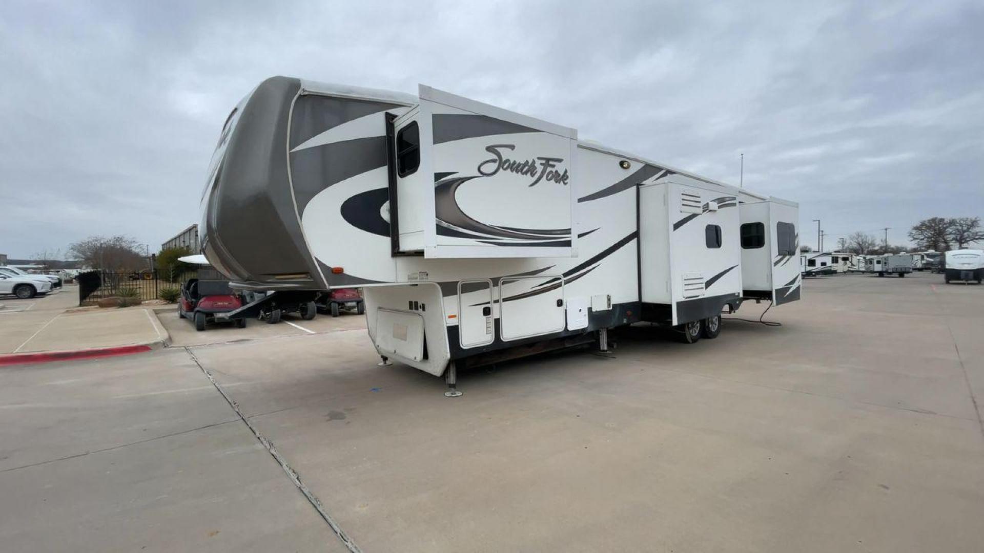 2017 CRUISER RV SOUTH FORK SANTA FE (5RXLG4228H1) , Length: 42.42 ft | Dry Weight: 13,702 lbs | Gross Weight: 16,000 lbs | Slides: 5 transmission, located at 4319 N Main Street, Cleburne, TX, 76033, (817) 221-0660, 32.435829, -97.384178 - The 2017 Cruiser RV South Fork Santa Fe is a large and rugged fifth wheel that stands out with its striking exterior and practical features. With a length of 42.42 ft. and a height of 13.25 ft., this model offers an imposing presence on the road while providing ample space for all your needs. The RV - Photo#5