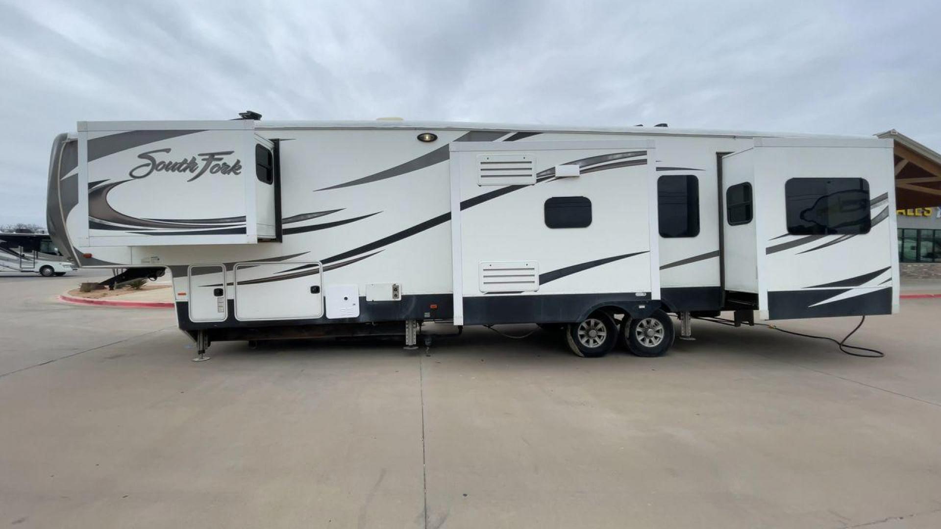 2017 CRUISER RV SOUTH FORK SANTA FE (5RXLG4228H1) , Length: 42.42 ft | Dry Weight: 13,702 lbs | Gross Weight: 16,000 lbs | Slides: 5 transmission, located at 4319 N Main Street, Cleburne, TX, 76033, (817) 221-0660, 32.435829, -97.384178 - The 2017 Cruiser RV South Fork Santa Fe is a large and rugged fifth wheel that stands out with its striking exterior and practical features. With a length of 42.42 ft. and a height of 13.25 ft., this model offers an imposing presence on the road while providing ample space for all your needs. The RV - Photo#6