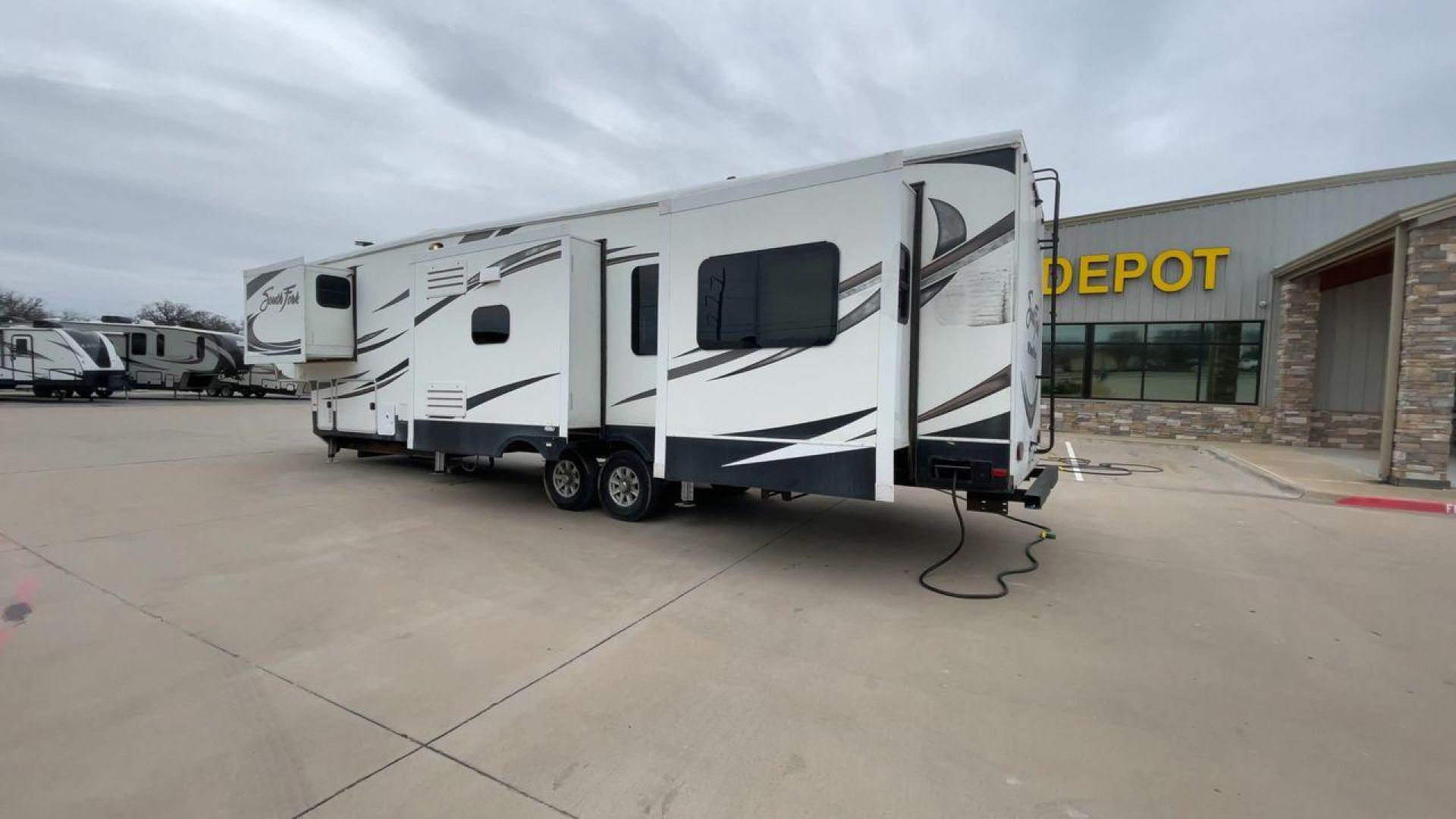 2017 CRUISER RV SOUTH FORK SANTA FE (5RXLG4228H1) , Length: 42.42 ft | Dry Weight: 13,702 lbs | Gross Weight: 16,000 lbs | Slides: 5 transmission, located at 4319 N Main Street, Cleburne, TX, 76033, (817) 221-0660, 32.435829, -97.384178 - The 2017 Cruiser RV South Fork Santa Fe is a large and rugged fifth wheel that stands out with its striking exterior and practical features. With a length of 42.42 ft. and a height of 13.25 ft., this model offers an imposing presence on the road while providing ample space for all your needs. The RV - Photo#7