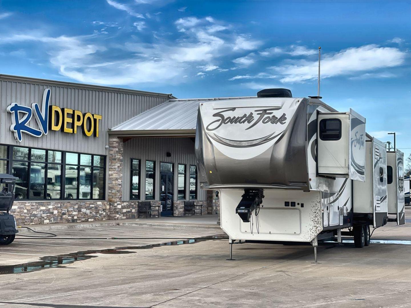 2017 CRUISER SOUTH FORK SANTA FE (5RXLG4228H1) , Length: 42.42 ft | Dry Weight: 13,702 lbs | Gross Weight: 16,000 lbs | Slides: 5 transmission, located at 4319 N Main Street, Cleburne, TX, 76033, (817) 221-0660, 32.435829, -97.384178 - The 2017 Cruiser South Fork Santa Fe is a spacious and durable fifth wheel RV, perfect for extended trips or full-time living. Measuring 42.42 feet in length, this RV offers plenty of room without sacrificing maneuverability. With a dry weight of 13,702 lbs and a gross weight of 16,000 lbs, it strik - Photo#0