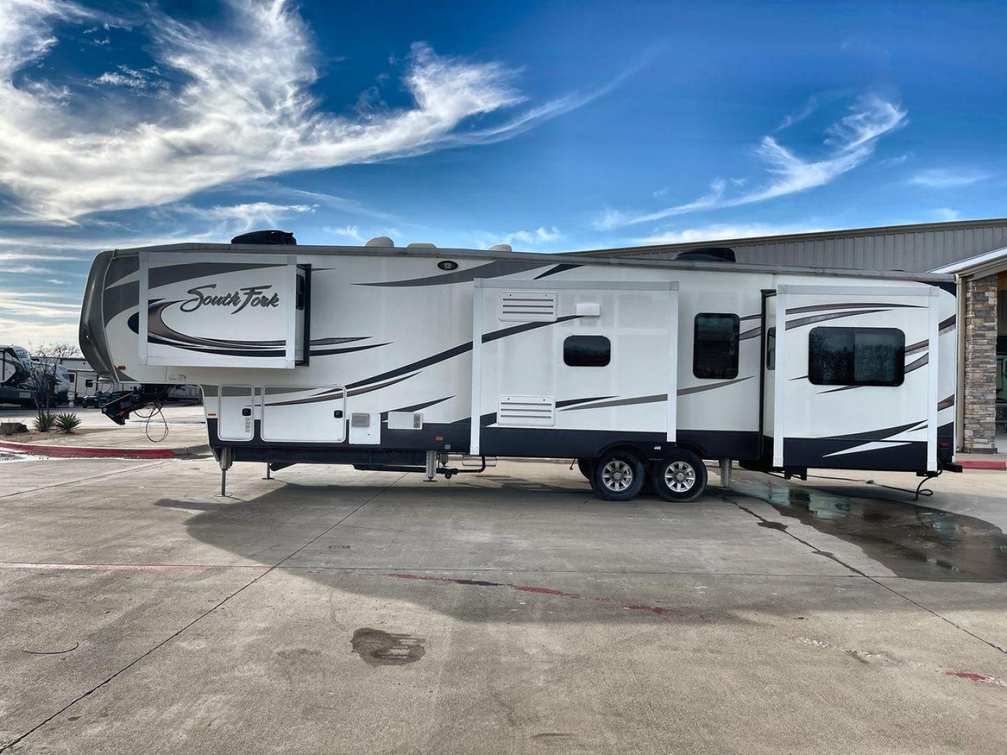 2017 CRUISER SOUTH FORK SANTA FE (5RXLG4228H1) , Length: 42.42 ft | Dry Weight: 13,702 lbs | Gross Weight: 16,000 lbs | Slides: 5 transmission, located at 4319 N Main Street, Cleburne, TX, 76033, (817) 221-0660, 32.435829, -97.384178 - The 2017 Cruiser South Fork Santa Fe is a spacious and durable fifth wheel RV, perfect for extended trips or full-time living. Measuring 42.42 feet in length, this RV offers plenty of room without sacrificing maneuverability. With a dry weight of 13,702 lbs and a gross weight of 16,000 lbs, it strik - Photo#23