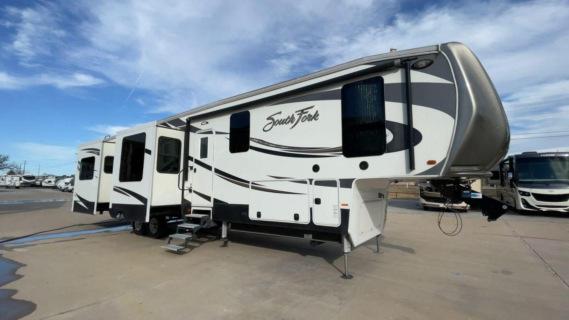 2017 CRUISER SOUTH FORK SANTA FE (5RXLG4228H1) , Length: 42.42 ft | Dry Weight: 13,702 lbs | Gross Weight: 16,000 lbs | Slides: 5 transmission, located at 4319 N Main Street, Cleburne, TX, 76033, (817) 221-0660, 32.435829, -97.384178 - The 2017 Cruiser South Fork Santa Fe is a spacious and durable fifth wheel RV, perfect for extended trips or full-time living. Measuring 42.42 feet in length, this RV offers plenty of room without sacrificing maneuverability. With a dry weight of 13,702 lbs and a gross weight of 16,000 lbs, it strik - Photo#3