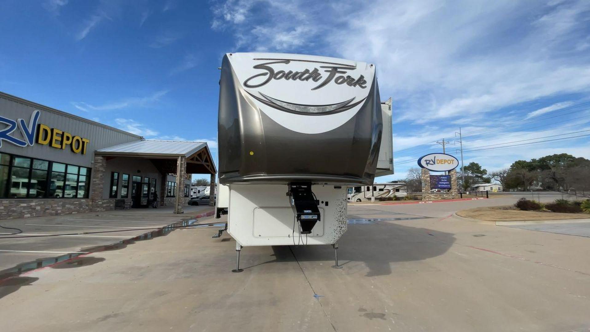 2017 CRUISER SOUTH FORK SANTA FE (5RXLG4228H1) , Length: 42.42 ft | Dry Weight: 13,702 lbs | Gross Weight: 16,000 lbs | Slides: 5 transmission, located at 4319 N Main Street, Cleburne, TX, 76033, (817) 221-0660, 32.435829, -97.384178 - The 2017 Cruiser South Fork Santa Fe is a spacious and durable fifth wheel RV, perfect for extended trips or full-time living. Measuring 42.42 feet in length, this RV offers plenty of room without sacrificing maneuverability. With a dry weight of 13,702 lbs and a gross weight of 16,000 lbs, it strik - Photo#4