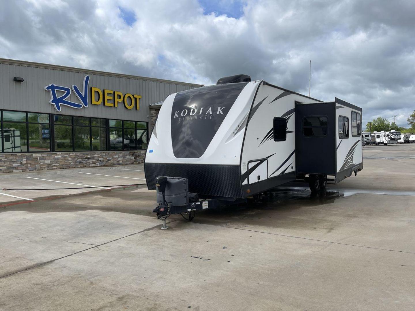 2017 WHITE DUTCHMAN KODIAK 295TBHS (4YDT29529HJ) , Length: 33.25 ft. | Dry Weight: 5,963 lbs. | Slides: 1 transmission, located at 4319 N Main Street, Cleburne, TX, 76033, (817) 221-0660, 32.435829, -97.384178 - Enjoy the ease of use and practical features of the 2017 Dutchmen Kodiak 295TBHS! This travel trailer measures 33.25 ft. in length and 10.83 ft. in height. It has a dry weight of 5,963 lbs. and a payload capacity of 1,637 lbs. With a 718-pound hitch weight, it’s fairly light and easy to tow! It - Photo#0