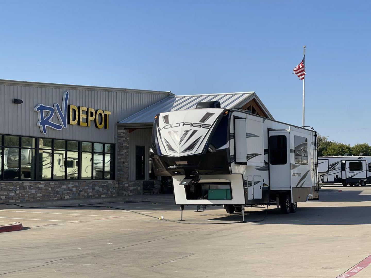 2017 DUTCHMEN VOLTAGE 3305 (4YDF33028HZ) , Length: 39.17 ft. | Dry Weight: 13,164 lbs. | Slides: 3 transmission, located at 4319 N Main Street, Cleburne, TX, 76033, (817) 221-0660, 32.435829, -97.384178 - Photo#0