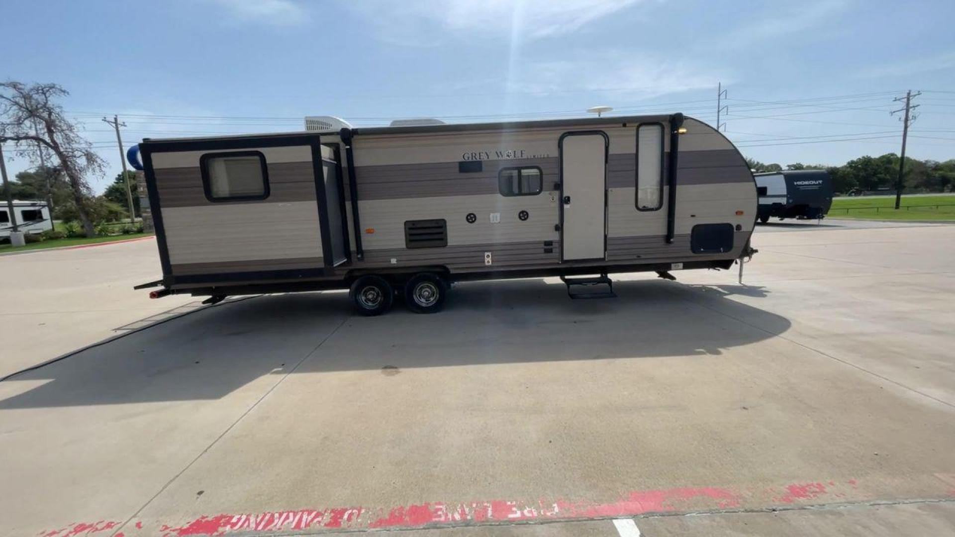 2017 FORESTRIVER CHEROKEE 27DBS (4X4TCKC28HK) , Length: 32.17 ft. | Dry Weight: 6,282 lbs. | Gross Weight: 7,710 lbs. | Slides: 2 transmission, located at 4319 N Main Street, Cleburne, TX, 76033, (817) 221-0660, 32.435829, -97.384178 - Photo#2