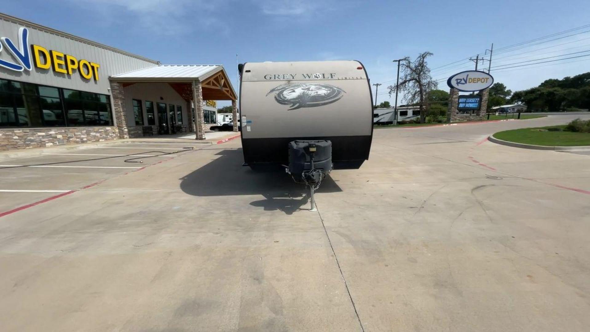 2017 FORESTRIVER CHEROKEE 27DBS (4X4TCKC28HK) , Length: 32.17 ft. | Dry Weight: 6,282 lbs. | Gross Weight: 7,710 lbs. | Slides: 2 transmission, located at 4319 N Main Street, Cleburne, TX, 76033, (817) 221-0660, 32.435829, -97.384178 - Photo#4