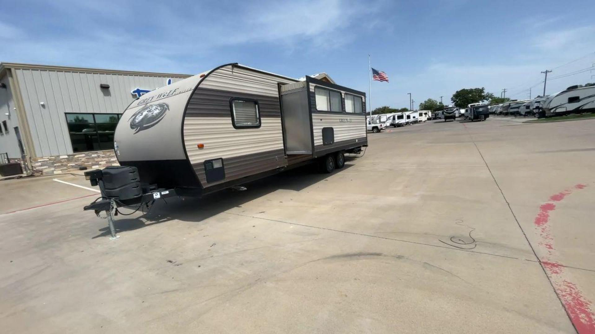 2017 FORESTRIVER CHEROKEE 27DBS (4X4TCKC28HK) , Length: 32.17 ft. | Dry Weight: 6,282 lbs. | Gross Weight: 7,710 lbs. | Slides: 2 transmission, located at 4319 N Main Street, Cleburne, TX, 76033, (817) 221-0660, 32.435829, -97.384178 - Photo#5