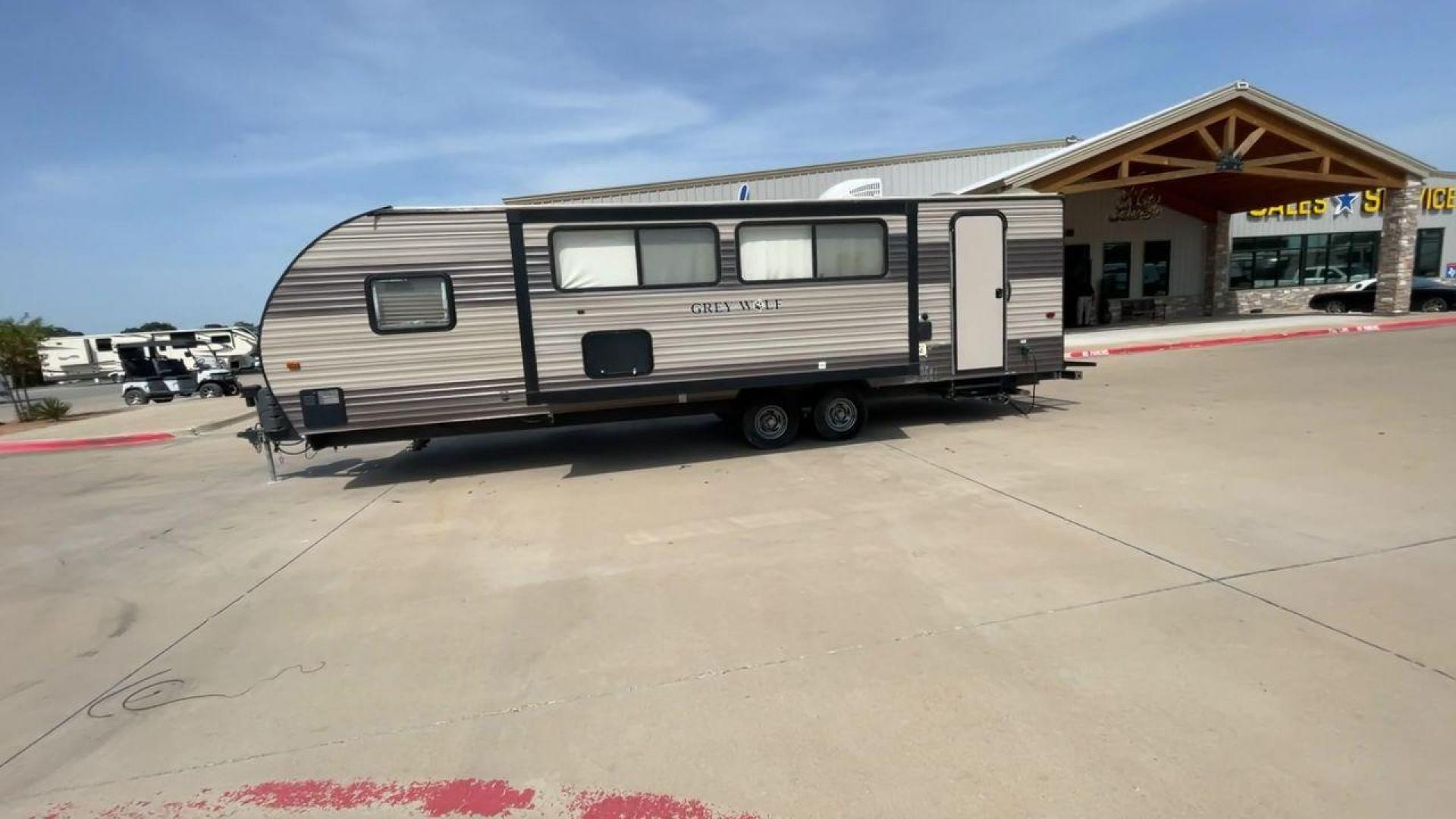 2017 FORESTRIVER CHEROKEE 27DBS (4X4TCKC28HK) , Length: 32.17 ft. | Dry Weight: 6,282 lbs. | Gross Weight: 7,710 lbs. | Slides: 2 transmission, located at 4319 N Main Street, Cleburne, TX, 76033, (817) 221-0660, 32.435829, -97.384178 - Photo#6