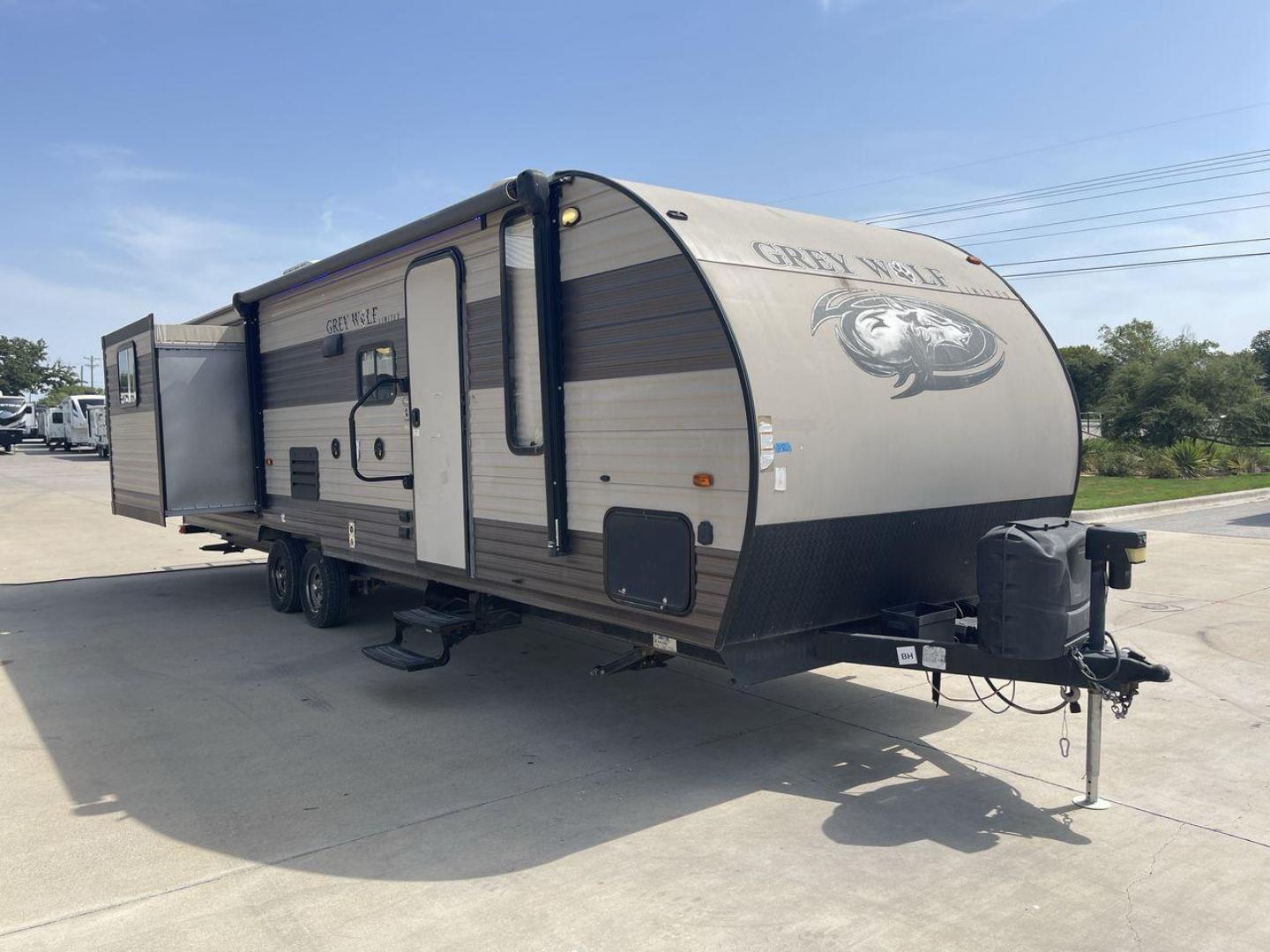 2017 FORESTRIVER CHEROKEE 27DBS (4X4TCKC28HK) , Length: 32.17 ft. | Dry Weight: 6,282 lbs. | Gross Weight: 7,710 lbs. | Slides: 2 transmission, located at 4319 N Main Street, Cleburne, TX, 76033, (817) 221-0660, 32.435829, -97.384178 - Photo#23