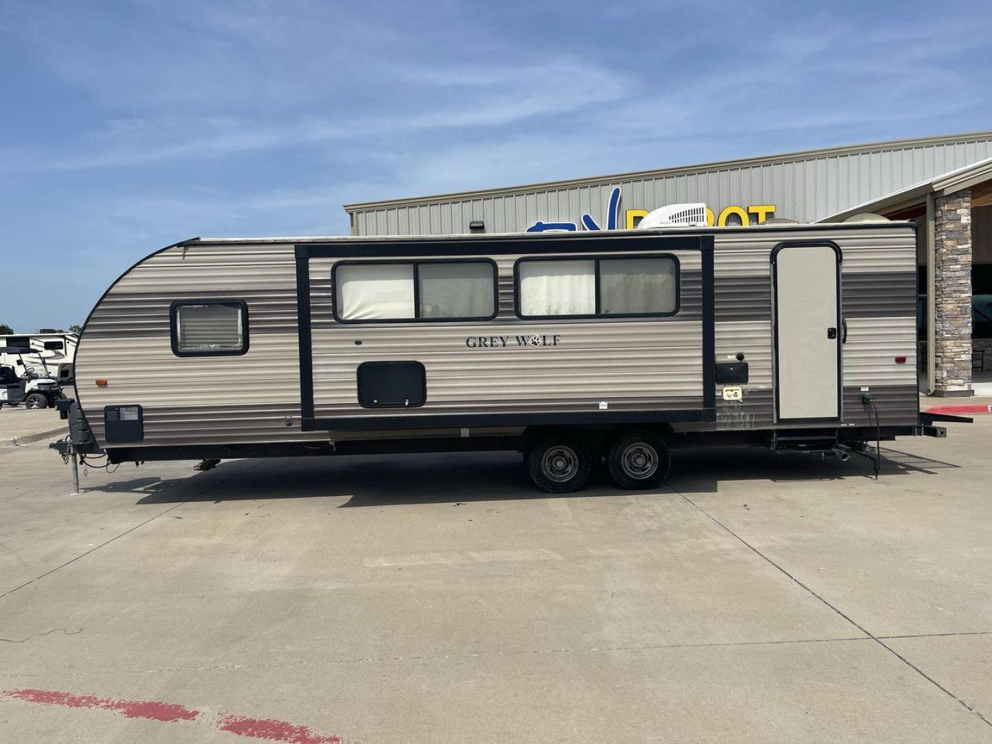 2017 FORESTRIVER CHEROKEE 27DBS (4X4TCKC28HK) , Length: 32.17 ft. | Dry Weight: 6,282 lbs. | Gross Weight: 7,710 lbs. | Slides: 2 transmission, located at 4319 N Main Street, Cleburne, TX, 76033, (817) 221-0660, 32.435829, -97.384178 - Photo#24