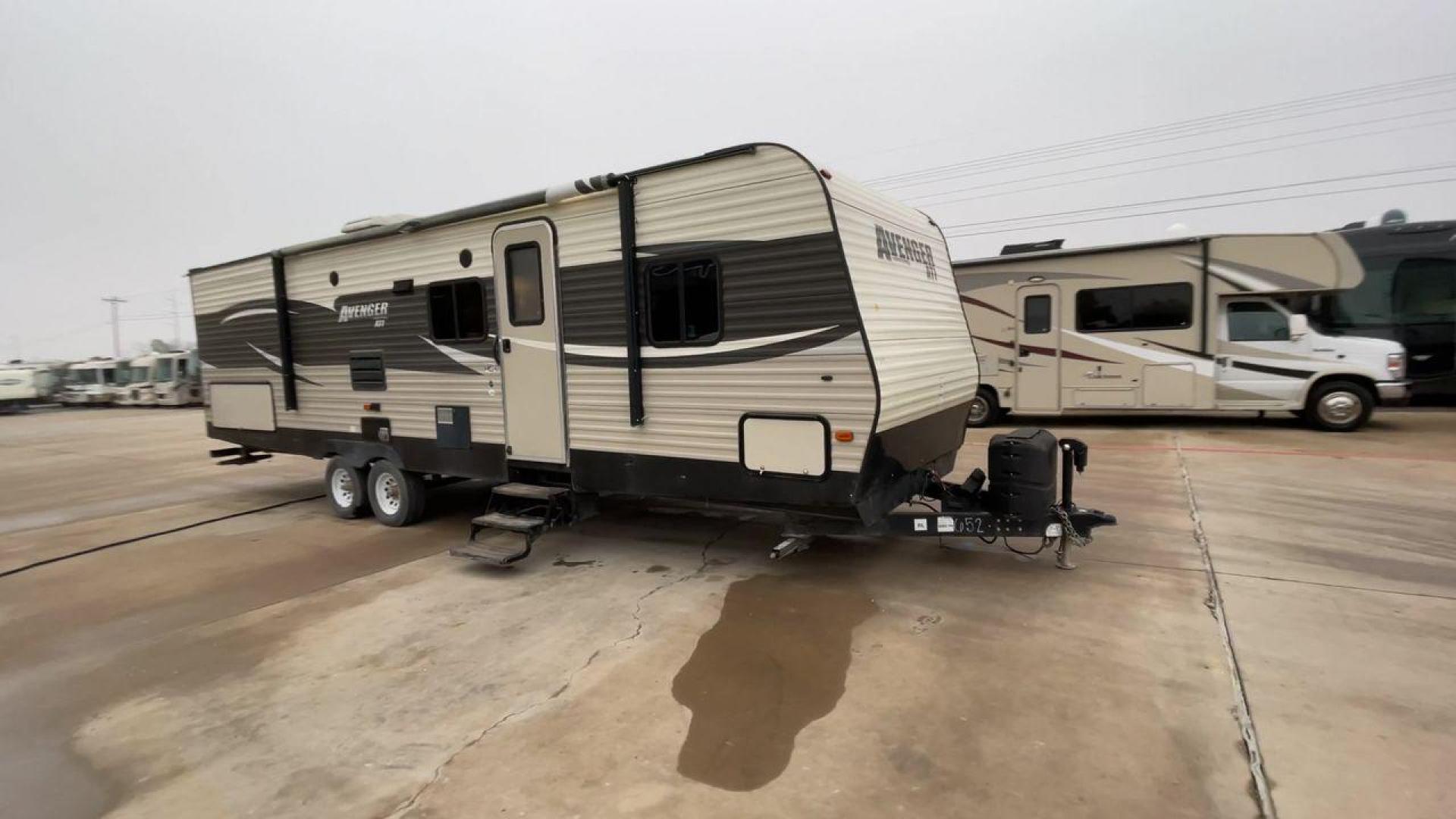 2017 FOREST RIVER AVENGER 27RBS (5ZT2AVSB3HB) , Length: 32.92 ft. | Dry Weight: 6,652 lbs. | Gross Weight: 9,521 lbs. | Slides: 1 transmission, located at 4319 N Main Street, Cleburne, TX, 76033, (817) 221-0660, 32.435829, -97.384178 - Photo#3