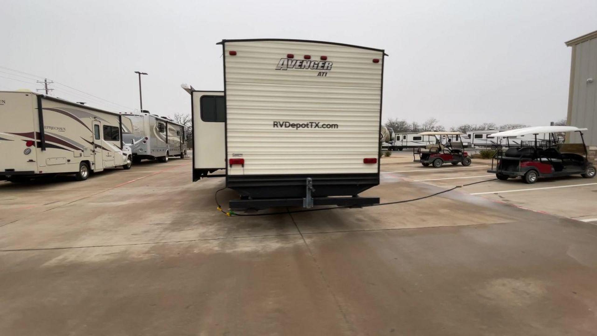 2017 FOREST RIVER AVENGER 27RBS (5ZT2AVSB3HB) , Length: 32.92 ft. | Dry Weight: 6,652 lbs. | Gross Weight: 9,521 lbs. | Slides: 1 transmission, located at 4319 N Main Street, Cleburne, TX, 76033, (817) 221-0660, 32.435829, -97.384178 - Photo#8