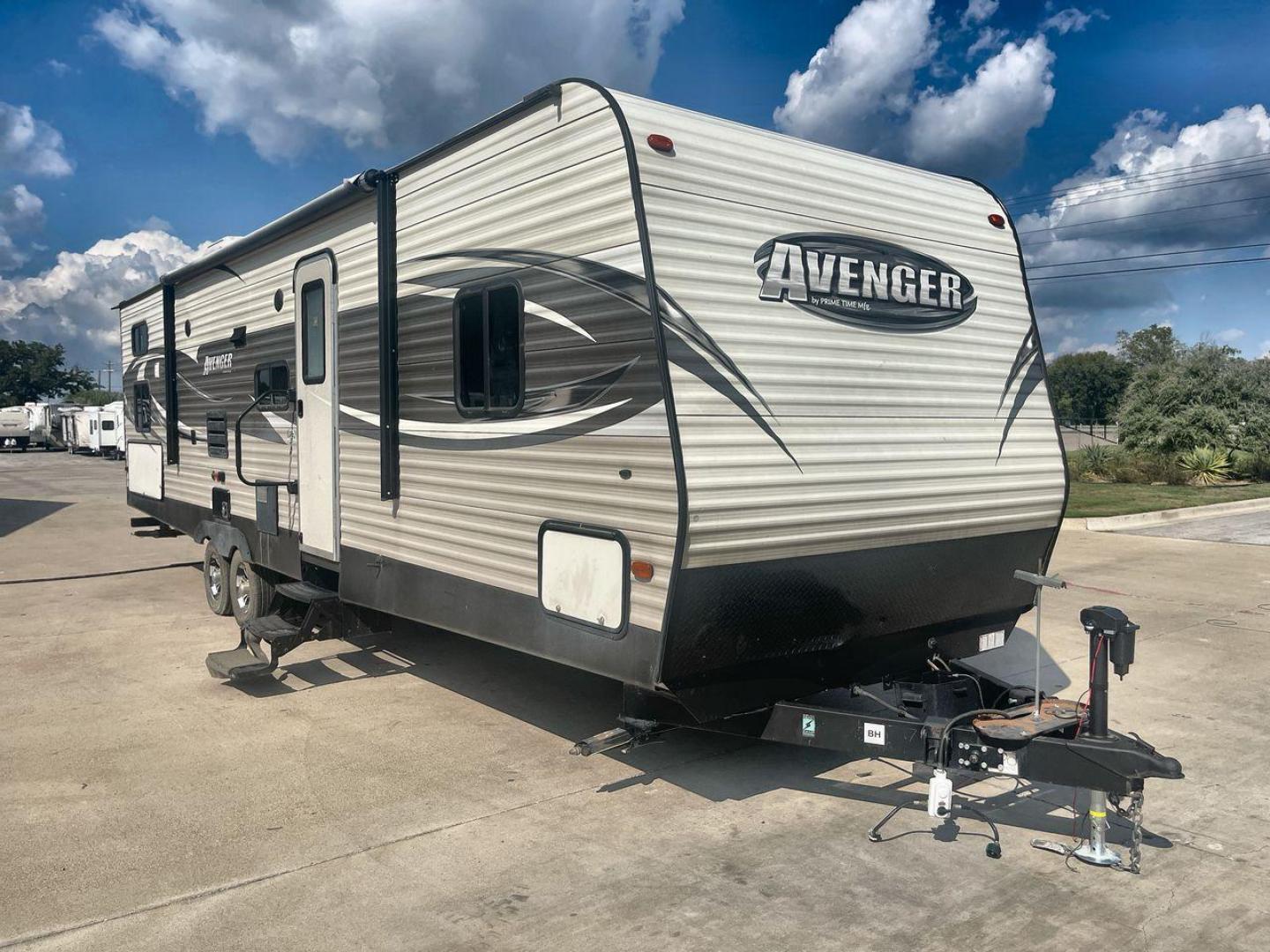 2017 TAN FOREST RIVER AVENGER 31DBS (5ZT2AVWB1HB) , Length: 35.75 ft | Dry Weight: 7,189 lbs. | Gross Weight: 9,589 lbs. | Slides: 1 transmission, located at 4319 N Main Street, Cleburne, TX, 76033, (817) 221-0660, 32.435829, -97.384178 - This is the 2017 Forest River Avenger 31DBS. It's your ticket to fun and excitement on the open road with your family. The length of this travel trailer is 35.75 feet and its dry weight is 7,189 lbs. When you walk inside, you'll find a plan that was made for comfort and ease. The bathroom in the bac - Photo#22