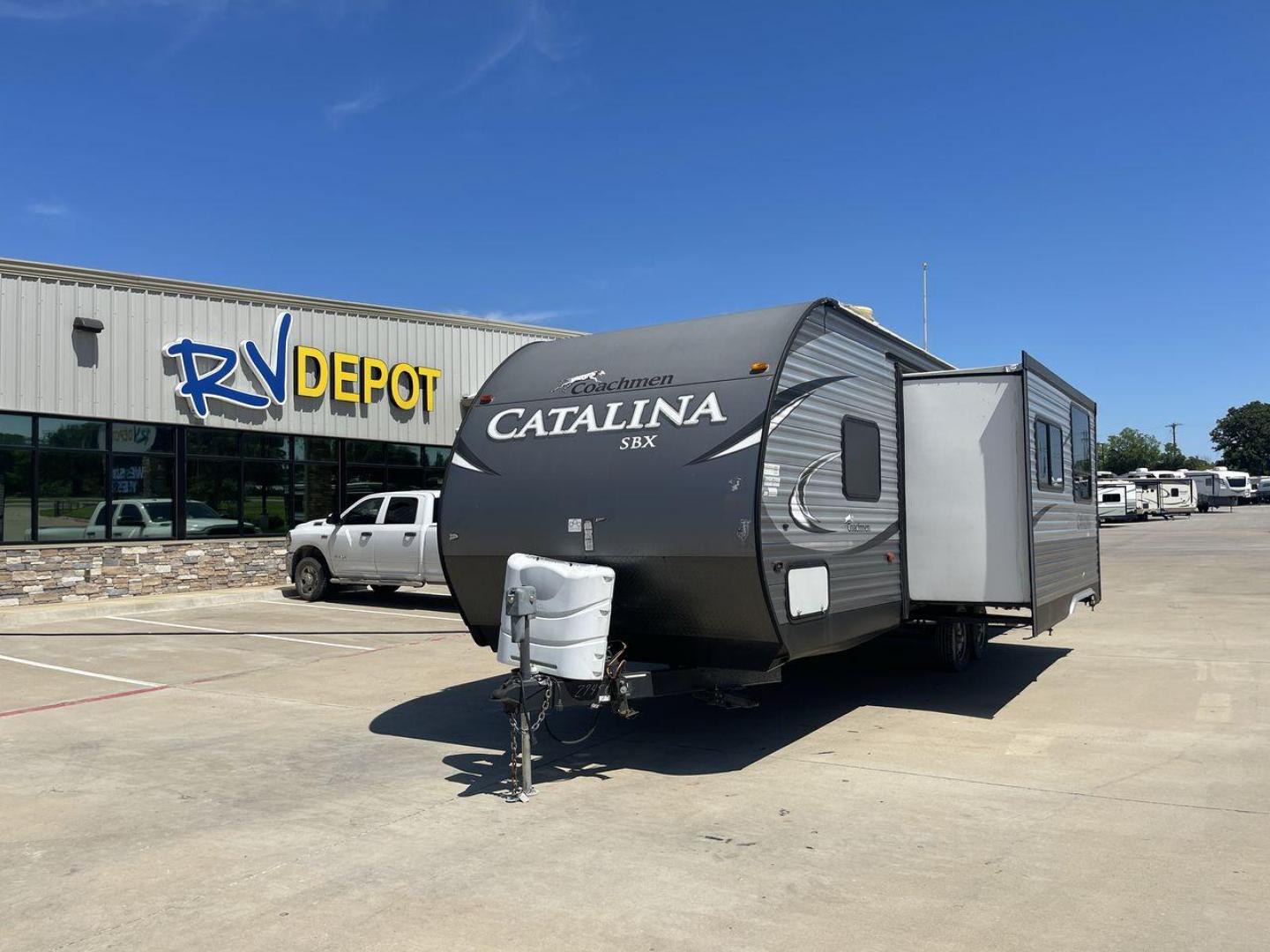 2017 FOREST RIVER CATALINA 261BHS (5ZT2CARB3HU) , Length: 30.25 ft. | Dry Weight: 6,198 lbs. | Gross Weight: 7,700 lbs. | Slides: 1 transmission, located at 4319 N Main Street, Cleburne, TX, 76033, (817) 221-0660, 32.435829, -97.384178 - This 2017 Forest River Catalina 261BHS is a dual-axle aluminum wheel setup measuring 30.25 ft. in length and 11.08 ft. in height. It has a dry weight of 6,198 lbs. and a GVWR of 7,700 lbs. It includes one power slide as well as one power awning. This travel trailer is a bunkhouse model that can s - Photo#0