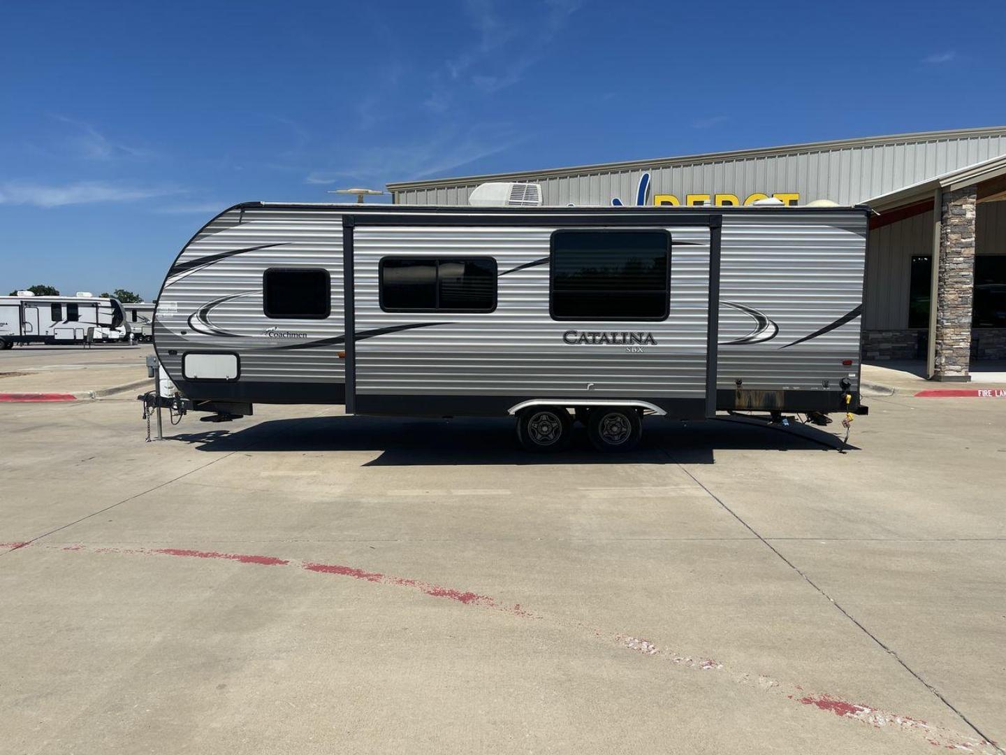 2017 FOREST RIVER CATALINA 261BHS (5ZT2CARB3HU) , Length: 30.25 ft. | Dry Weight: 6,198 lbs. | Gross Weight: 7,700 lbs. | Slides: 1 transmission, located at 4319 N Main Street, Cleburne, TX, 76033, (817) 221-0660, 32.435829, -97.384178 - This 2017 Forest River Catalina 261BHS is a dual-axle aluminum wheel setup measuring 30.25 ft. in length and 11.08 ft. in height. It has a dry weight of 6,198 lbs. and a GVWR of 7,700 lbs. It includes one power slide as well as one power awning. This travel trailer is a bunkhouse model that can s - Photo#24