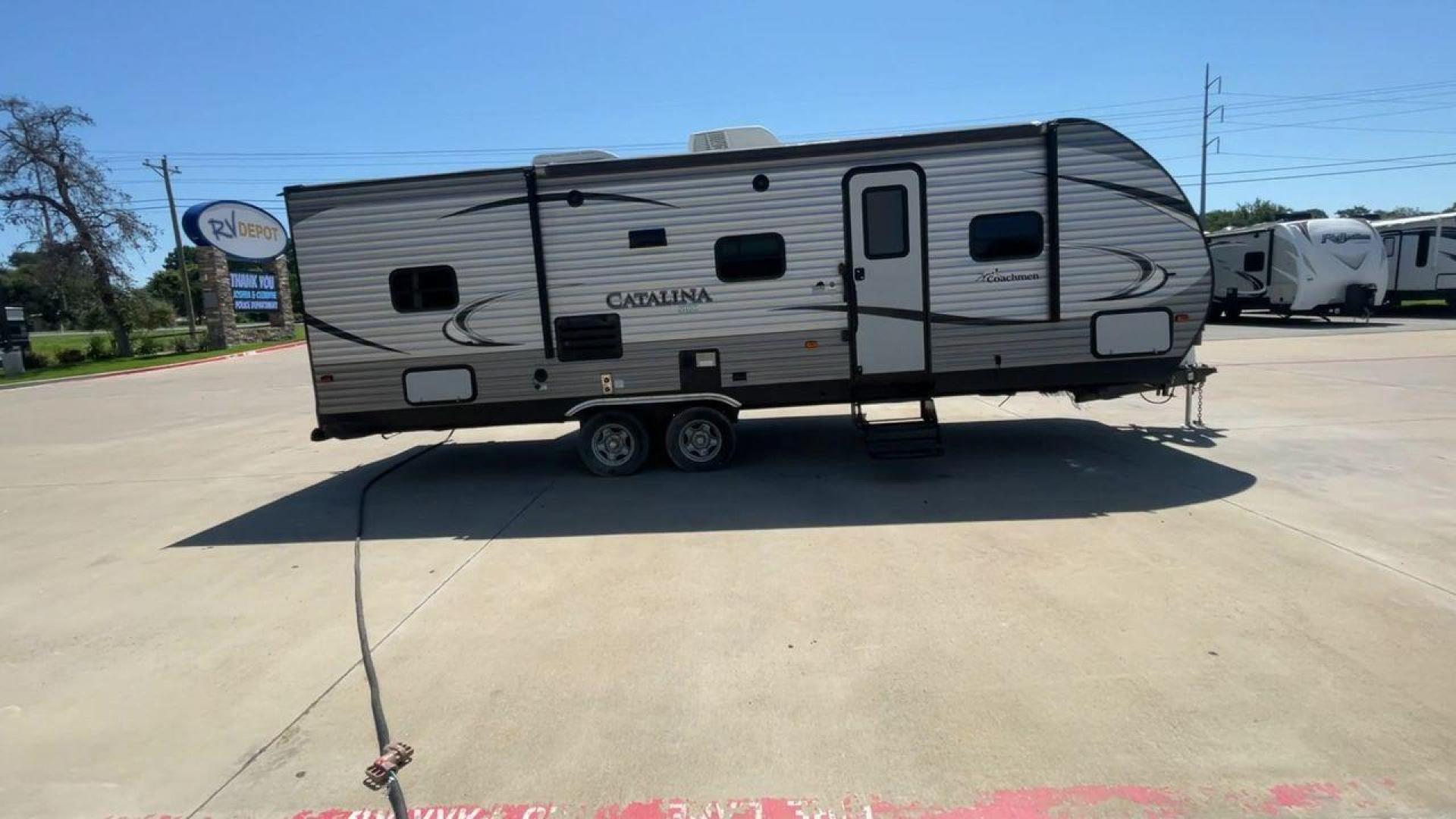 2017 FOREST RIVER CATALINA 261BHS (5ZT2CARB3HU) , Length: 30.25 ft. | Dry Weight: 6,198 lbs. | Gross Weight: 7,700 lbs. | Slides: 1 transmission, located at 4319 N Main Street, Cleburne, TX, 76033, (817) 221-0660, 32.435829, -97.384178 - This 2017 Forest River Catalina 261BHS is a dual-axle aluminum wheel setup measuring 30.25 ft. in length and 11.08 ft. in height. It has a dry weight of 6,198 lbs. and a GVWR of 7,700 lbs. It includes one power slide as well as one power awning. This travel trailer is a bunkhouse model that can s - Photo#2