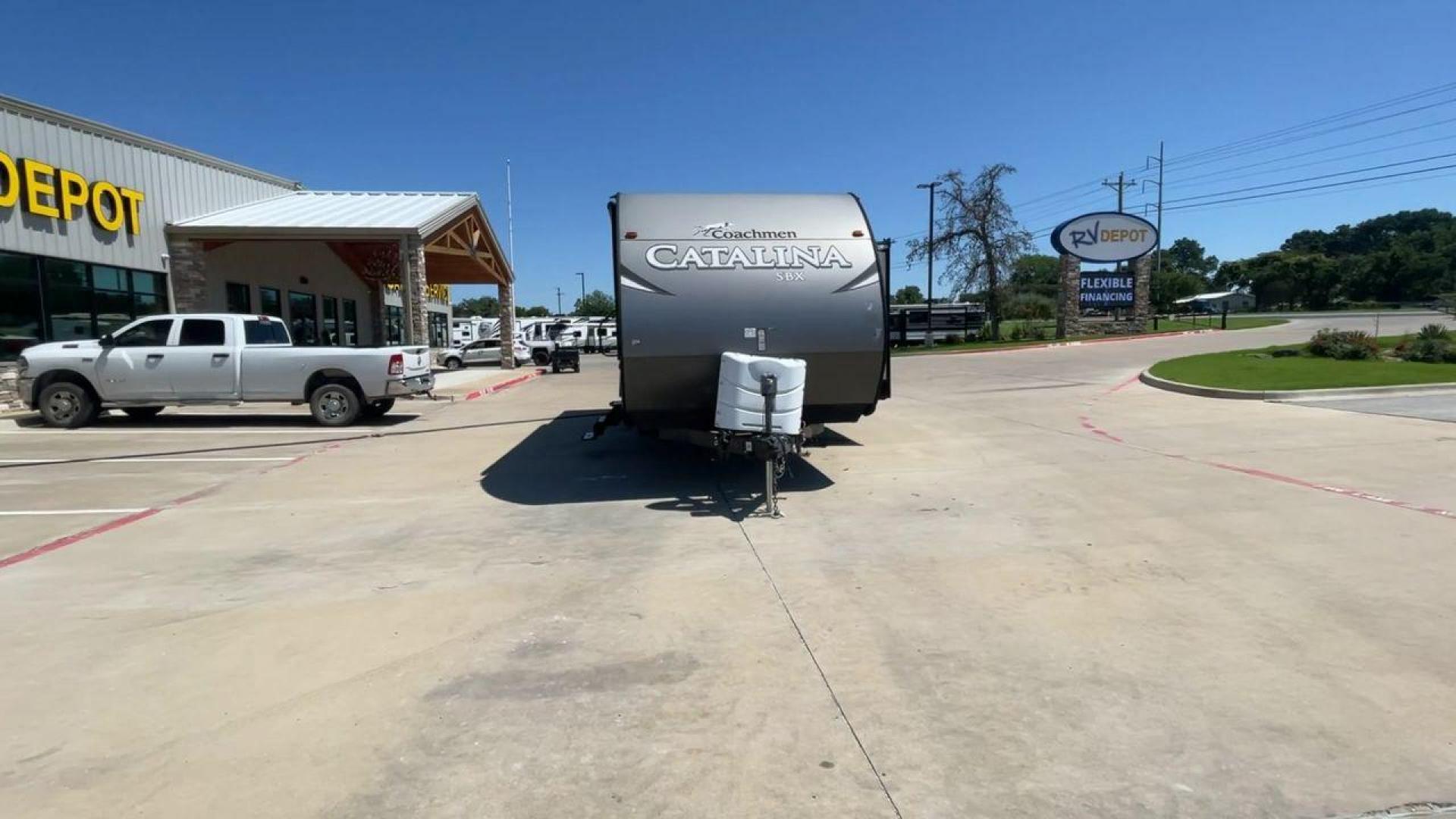 2017 FOREST RIVER CATALINA 261BHS (5ZT2CARB3HU) , Length: 30.25 ft. | Dry Weight: 6,198 lbs. | Gross Weight: 7,700 lbs. | Slides: 1 transmission, located at 4319 N Main Street, Cleburne, TX, 76033, (817) 221-0660, 32.435829, -97.384178 - This 2017 Forest River Catalina 261BHS is a dual-axle aluminum wheel setup measuring 30.25 ft. in length and 11.08 ft. in height. It has a dry weight of 6,198 lbs. and a GVWR of 7,700 lbs. It includes one power slide as well as one power awning. This travel trailer is a bunkhouse model that can s - Photo#4