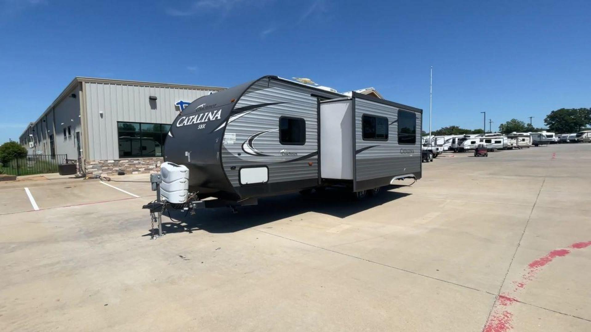 2017 FOREST RIVER CATALINA 261BHS (5ZT2CARB3HU) , Length: 30.25 ft. | Dry Weight: 6,198 lbs. | Gross Weight: 7,700 lbs. | Slides: 1 transmission, located at 4319 N Main Street, Cleburne, TX, 76033, (817) 221-0660, 32.435829, -97.384178 - This 2017 Forest River Catalina 261BHS is a dual-axle aluminum wheel setup measuring 30.25 ft. in length and 11.08 ft. in height. It has a dry weight of 6,198 lbs. and a GVWR of 7,700 lbs. It includes one power slide as well as one power awning. This travel trailer is a bunkhouse model that can s - Photo#5