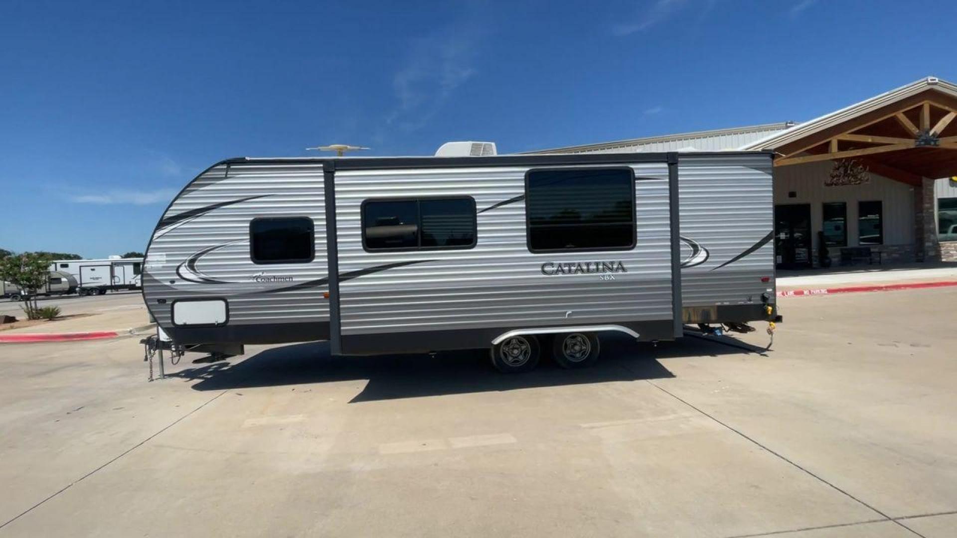 2017 FOREST RIVER CATALINA 261BHS (5ZT2CARB3HU) , Length: 30.25 ft. | Dry Weight: 6,198 lbs. | Gross Weight: 7,700 lbs. | Slides: 1 transmission, located at 4319 N Main Street, Cleburne, TX, 76033, (817) 221-0660, 32.435829, -97.384178 - This 2017 Forest River Catalina 261BHS is a dual-axle aluminum wheel setup measuring 30.25 ft. in length and 11.08 ft. in height. It has a dry weight of 6,198 lbs. and a GVWR of 7,700 lbs. It includes one power slide as well as one power awning. This travel trailer is a bunkhouse model that can s - Photo#6