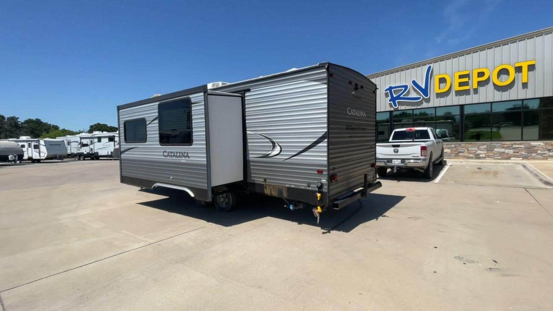 2017 FOREST RIVER CATALINA 261BHS (5ZT2CARB3HU) , Length: 30.25 ft. | Dry Weight: 6,198 lbs. | Gross Weight: 7,700 lbs. | Slides: 1 transmission, located at 4319 N Main Street, Cleburne, TX, 76033, (817) 221-0660, 32.435829, -97.384178 - This 2017 Forest River Catalina 261BHS is a dual-axle aluminum wheel setup measuring 30.25 ft. in length and 11.08 ft. in height. It has a dry weight of 6,198 lbs. and a GVWR of 7,700 lbs. It includes one power slide as well as one power awning. This travel trailer is a bunkhouse model that can s - Photo#7