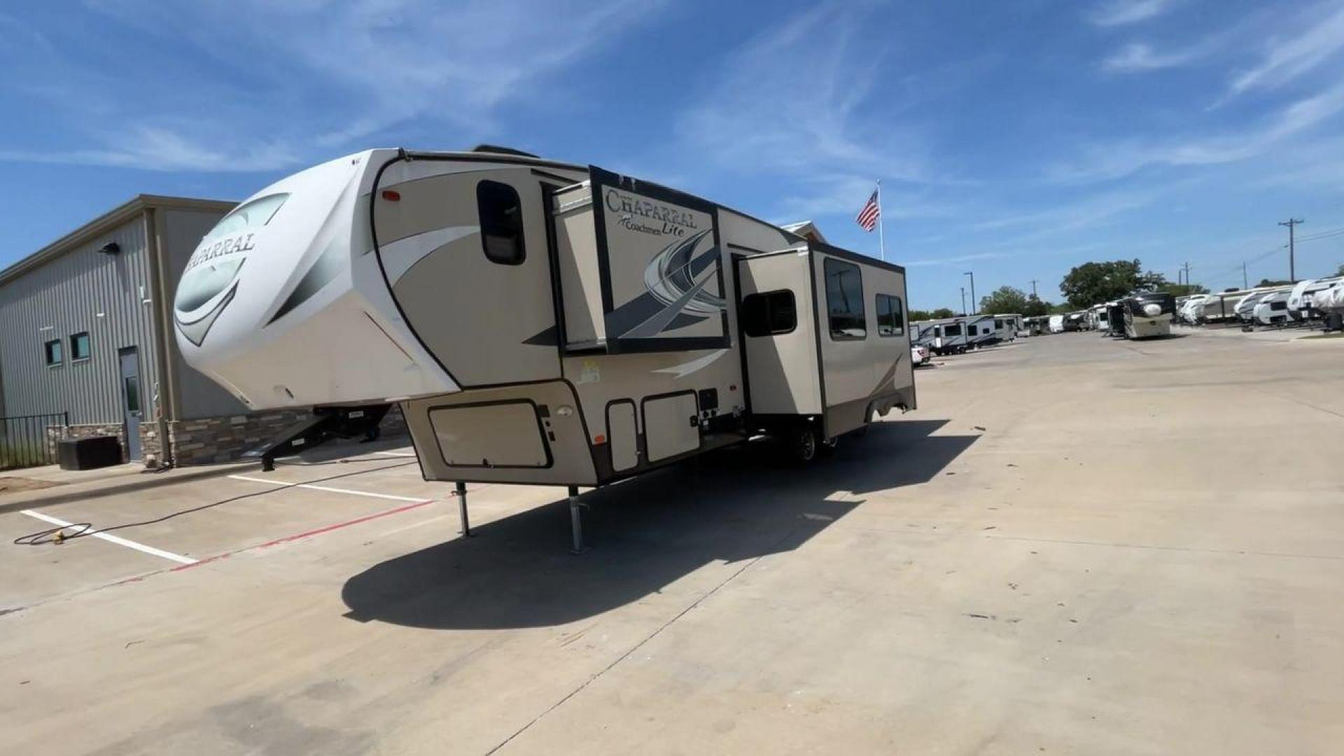 2017 FOREST RIVER CHAPARRAL 295BHS (5ZT3CLUB9HA) , Length: 34.58 ft. | Dry Weight: 8,898 lbs. | Gross Weight: 11,000 lbs. | Slides: 2 transmission, located at 4319 N Main Street, Cleburne, TX, 76033, (817) 221-0660, 32.435829, -97.384178 - Photo#5