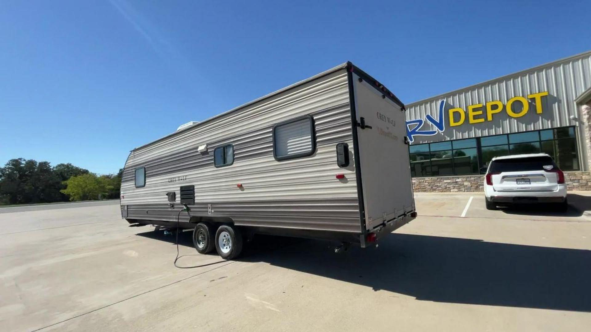 2017 TAN FOREST RIVER CHEROKEE 26RR (4X4TCKB26HK) , Length: 30.67 ft. | Dry Weight: 5,030 lbs. | Gross Weight: 7,775 lbs. | Slides: 0 transmission, located at 4319 N Main Street, Cleburne, TX, 76033, (817) 221-0660, 32.435829, -97.384178 - Take off on your outdoor activities in the travel trailer, the 2017 Forest River Cherokee 26RR. This adaptable and tastefully constructed RV provides a cozy and useful area for your camping adventures. This toy hauler have dimensions of 30.67 ft in length, 8.08 ft in width, and 10.5 ft in height. It - Photo#7