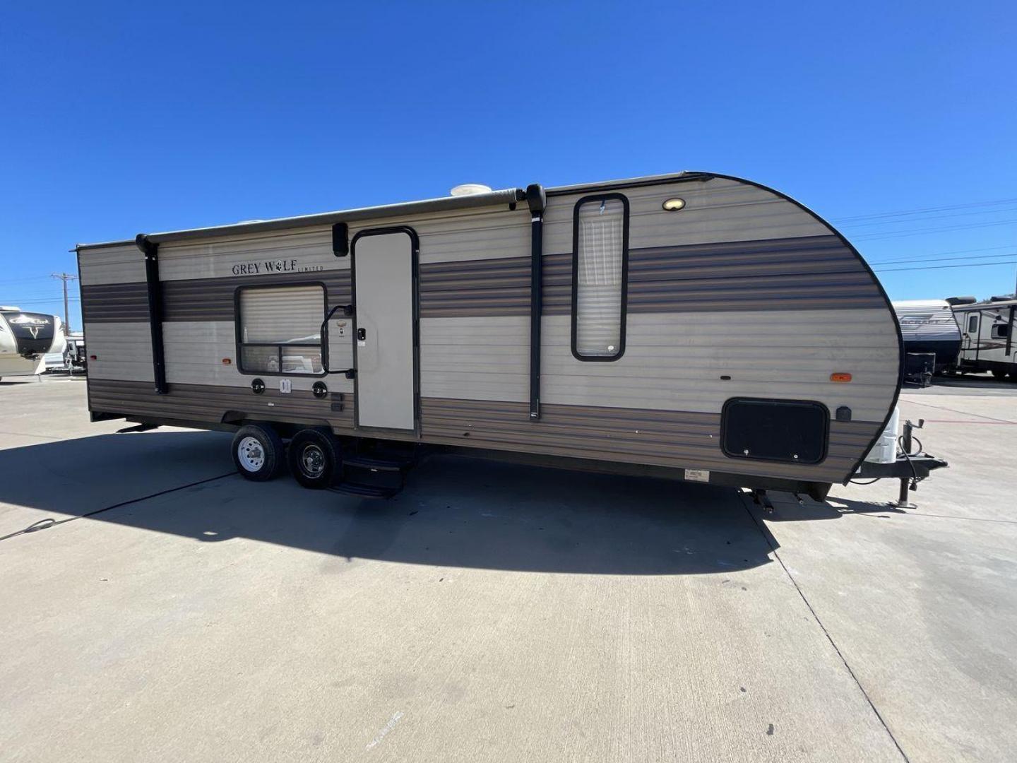 2017 TAN FOREST RIVER CHEROKEE 26RR (4X4TCKB26HK) , Length: 30.67 ft. | Dry Weight: 5,030 lbs. | Gross Weight: 7,775 lbs. | Slides: 0 transmission, located at 4319 N Main Street, Cleburne, TX, 76033, (817) 221-0660, 32.435829, -97.384178 - Take off on your outdoor activities in the travel trailer, the 2017 Forest River Cherokee 26RR. This adaptable and tastefully constructed RV provides a cozy and useful area for your camping adventures. This toy hauler have dimensions of 30.67 ft in length, 8.08 ft in width, and 10.5 ft in height. It - Photo#20