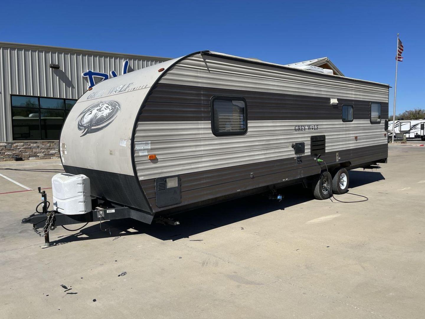 2017 TAN FOREST RIVER CHEROKEE 26RR (4X4TCKB26HK) , Length: 30.67 ft. | Dry Weight: 5,030 lbs. | Gross Weight: 7,775 lbs. | Slides: 0 transmission, located at 4319 N Main Street, Cleburne, TX, 76033, (817) 221-0660, 32.435829, -97.384178 - Take off on your outdoor activities in the travel trailer, the 2017 Forest River Cherokee 26RR. This adaptable and tastefully constructed RV provides a cozy and useful area for your camping adventures. This toy hauler have dimensions of 30.67 ft in length, 8.08 ft in width, and 10.5 ft in height. It - Photo#21