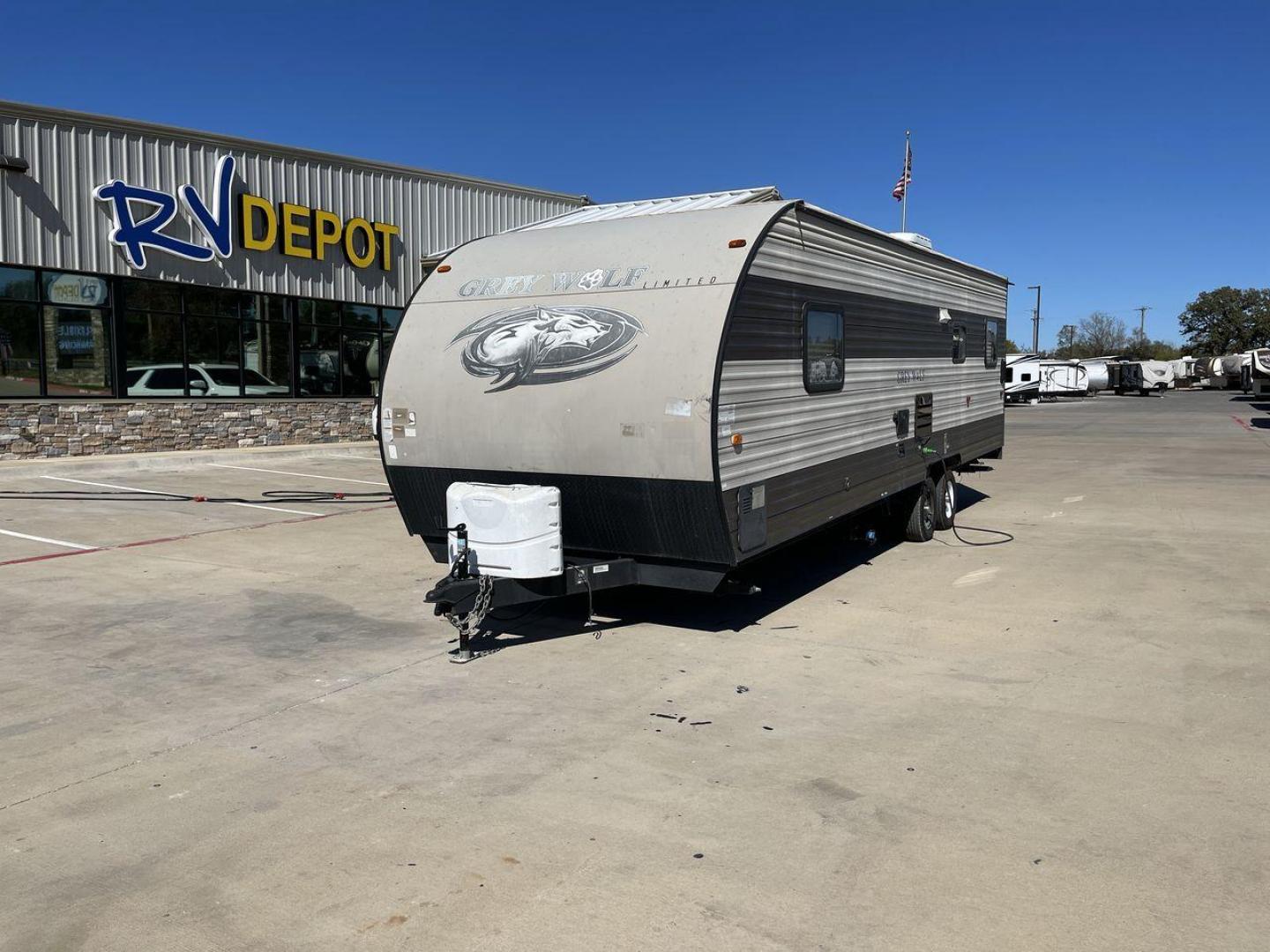 2017 TAN FOREST RIVER CHEROKEE 26RR (4X4TCKB26HK) , Length: 30.67 ft. | Dry Weight: 5,030 lbs. | Gross Weight: 7,775 lbs. | Slides: 0 transmission, located at 4319 N Main Street, Cleburne, TX, 76033, (817) 221-0660, 32.435829, -97.384178 - Take off on your outdoor activities in the travel trailer, the 2017 Forest River Cherokee 26RR. This adaptable and tastefully constructed RV provides a cozy and useful area for your camping adventures. This toy hauler have dimensions of 30.67 ft in length, 8.08 ft in width, and 10.5 ft in height. It - Photo#0