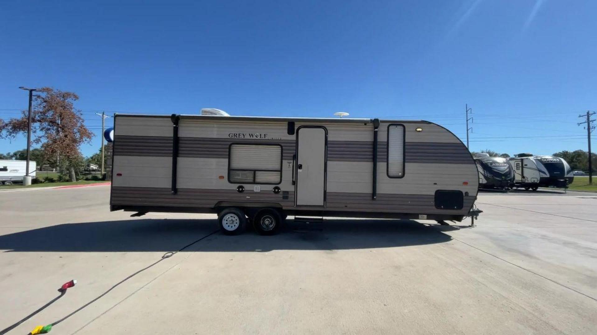 2017 TAN FOREST RIVER CHEROKEE 26RR (4X4TCKB26HK) , Length: 30.67 ft. | Dry Weight: 5,030 lbs. | Gross Weight: 7,775 lbs. | Slides: 0 transmission, located at 4319 N Main Street, Cleburne, TX, 76033, (817) 221-0660, 32.435829, -97.384178 - Take off on your outdoor activities in the travel trailer, the 2017 Forest River Cherokee 26RR. This adaptable and tastefully constructed RV provides a cozy and useful area for your camping adventures. This toy hauler have dimensions of 30.67 ft in length, 8.08 ft in width, and 10.5 ft in height. It - Photo#2