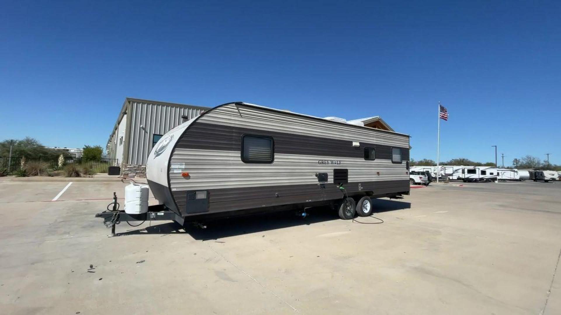 2017 TAN FOREST RIVER CHEROKEE 26RR (4X4TCKB26HK) , Length: 30.67 ft. | Dry Weight: 5,030 lbs. | Gross Weight: 7,775 lbs. | Slides: 0 transmission, located at 4319 N Main Street, Cleburne, TX, 76033, (817) 221-0660, 32.435829, -97.384178 - Take off on your outdoor activities in the travel trailer, the 2017 Forest River Cherokee 26RR. This adaptable and tastefully constructed RV provides a cozy and useful area for your camping adventures. This toy hauler have dimensions of 30.67 ft in length, 8.08 ft in width, and 10.5 ft in height. It - Photo#5