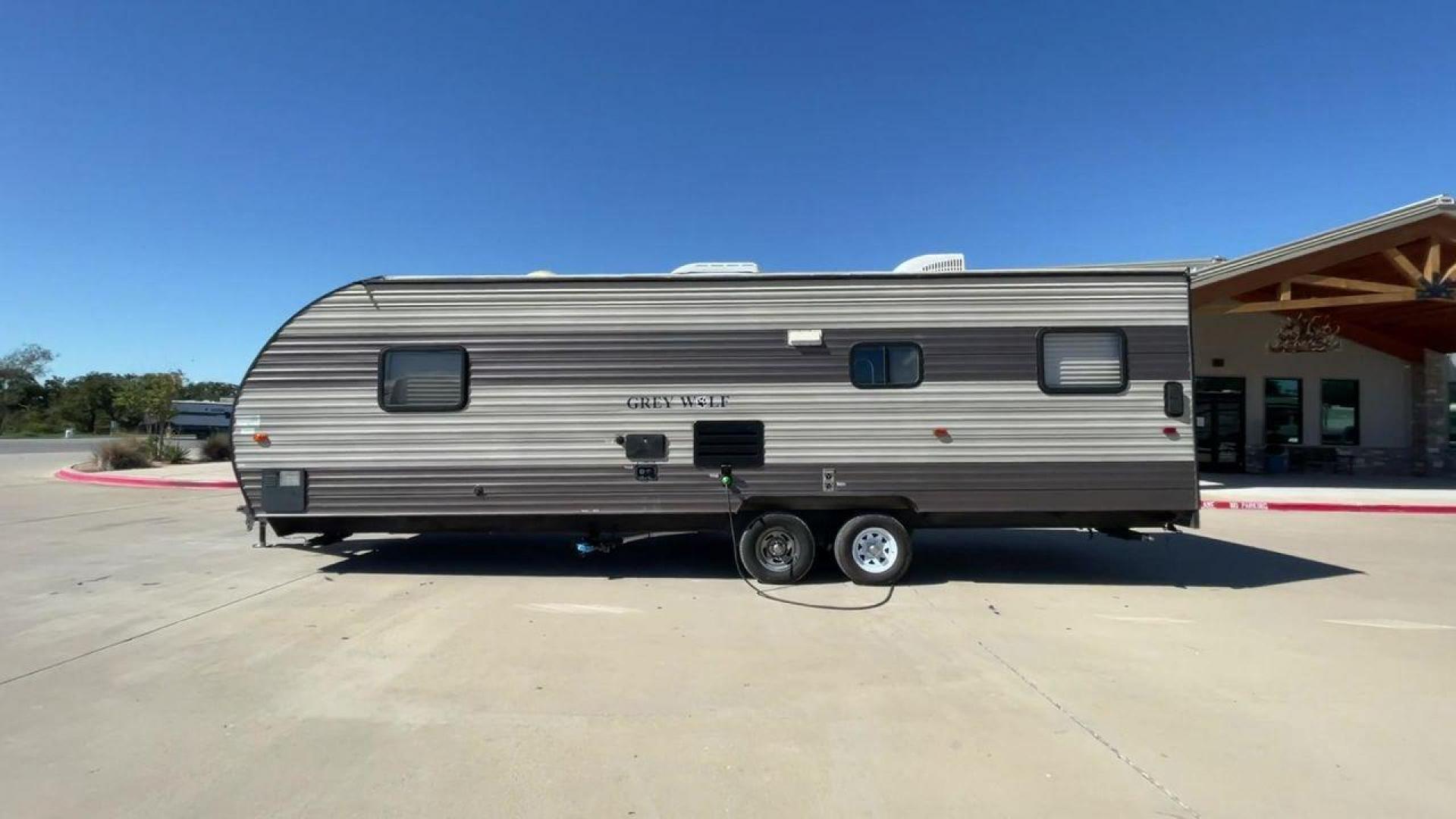 2017 TAN FOREST RIVER CHEROKEE 26RR (4X4TCKB26HK) , Length: 30.67 ft. | Dry Weight: 5,030 lbs. | Gross Weight: 7,775 lbs. | Slides: 0 transmission, located at 4319 N Main Street, Cleburne, TX, 76033, (817) 221-0660, 32.435829, -97.384178 - Take off on your outdoor activities in the travel trailer, the 2017 Forest River Cherokee 26RR. This adaptable and tastefully constructed RV provides a cozy and useful area for your camping adventures. This toy hauler have dimensions of 30.67 ft in length, 8.08 ft in width, and 10.5 ft in height. It - Photo#6