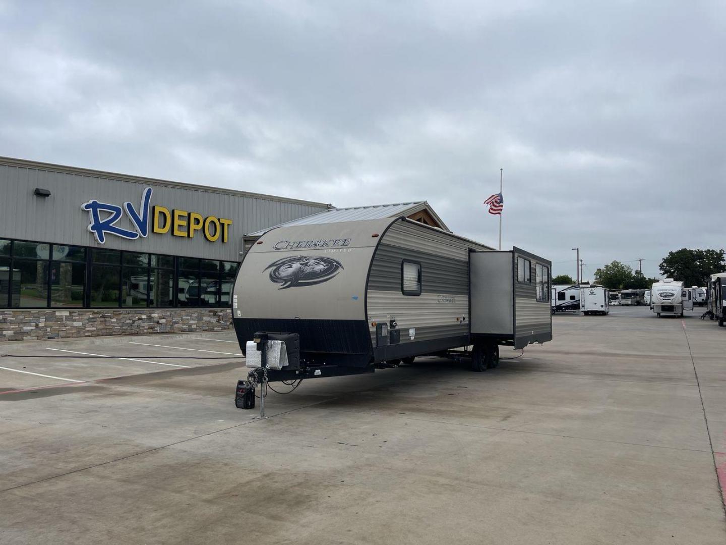 2017 TAN FOREST RIVER CHEROKEE 274RK (4X4TCKC24HX) , Length: 33.58 ft.| Dry Weight: 6,892 lbs. | Gross Weight: 9,985 lbs. | Slides: 1 transmission, located at 4319 N Main Street, Cleburne, TX, 76033, (817) 221-0660, 32.435829, -97.384178 - The 2017 Forest River Cherokee 274RK travel trailer has dimensions of 33.58 ft in length, 8.08 ft in width, and 11.08 ft in height. The dry weight is about 6,892 lbs with a payload capacity of 3,093 lbs. The GVWR is 9,985 lbs, and the hitch weight is 810 lbs. This unit's exterior has a front deep pa - Photo#0