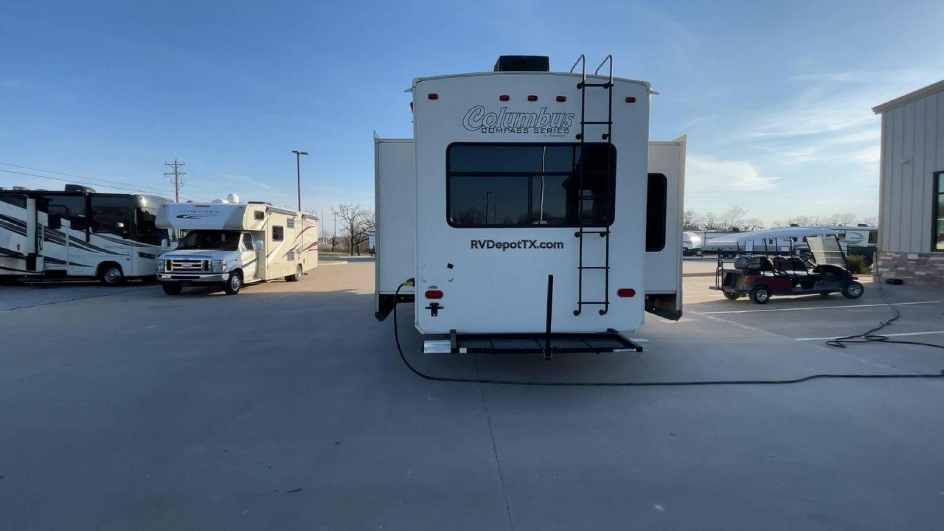 2017 FOREST RIVER COLUMBUS 377MB (4X4FCMP29H6) , Length: 42.58 ft. | Dry Weight: 13,006 lbs. | Gross Weight: 16,006 lbs. | Slides: 4 transmission, located at 4319 N Main Street, Cleburne, TX, 76033, (817) 221-0660, 32.435829, -97.384178 - Photo#8