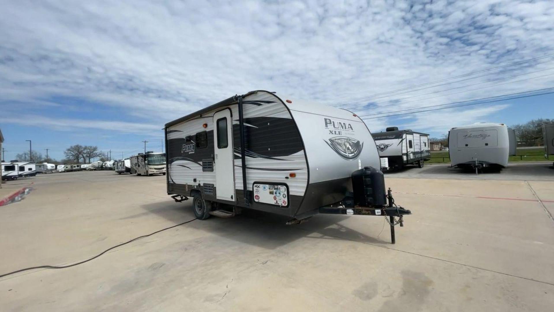 2017 FOREST RIVER PUMA 17QBC (4X4TPU716HP) , Length: 22 ft. | Dry Weight: 3,462 lbs. | Gross Weight: 4,803 lbs. | Slides: 0 transmission, located at 4319 N Main Street, Cleburne, TX, 76033, (817) 221-0660, 32.435829, -97.384178 - Lovely and lightweight -- these qualities best describe the 2017 Forest River Puma 17QBC. It measures exactly 22 ft. in length and has a dry weight of 3,462 lbs. It also has a GVWR of 4,803 lbs. and a hitch weight of 403 lbs. This modest yet well-equipped ultra lite travel trailer makes an excellent - Photo#3