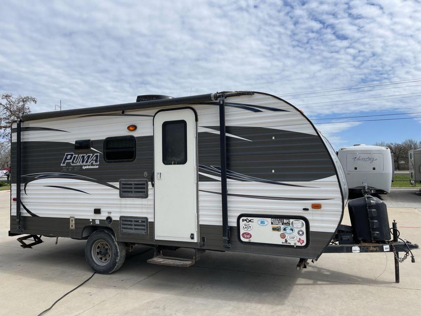 2017 FOREST RIVER PUMA 17QBC (4X4TPU716HP) , Length: 22 ft. | Dry Weight: 3,462 lbs. | Gross Weight: 4,803 lbs. | Slides: 0 transmission, located at 4319 N Main Street, Cleburne, TX, 76033, (817) 221-0660, 32.435829, -97.384178 - Lovely and lightweight -- these qualities best describe the 2017 Forest River Puma 17QBC. It measures exactly 22 ft. in length and has a dry weight of 3,462 lbs. It also has a GVWR of 4,803 lbs. and a hitch weight of 403 lbs. This modest yet well-equipped ultra lite travel trailer makes an excellent - Photo#23