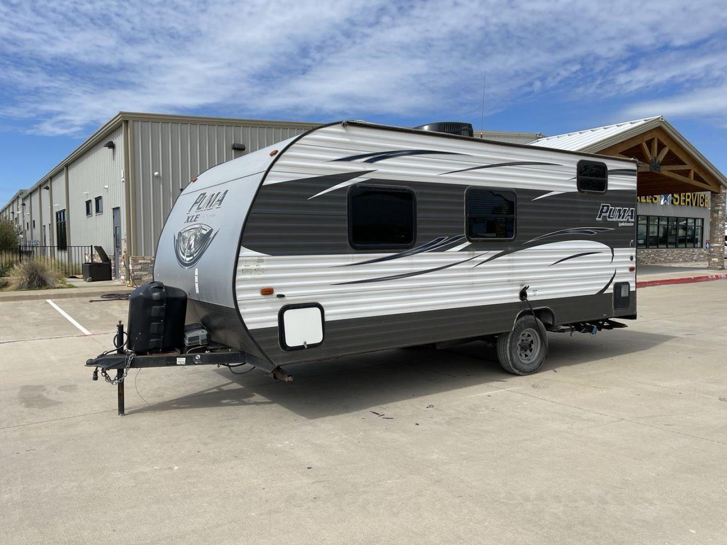 2017 FOREST RIVER PUMA 17QBC (4X4TPU716HP) , Length: 22 ft. | Dry Weight: 3,462 lbs. | Gross Weight: 4,803 lbs. | Slides: 0 transmission, located at 4319 N Main Street, Cleburne, TX, 76033, (817) 221-0660, 32.435829, -97.384178 - Lovely and lightweight -- these qualities best describe the 2017 Forest River Puma 17QBC. It measures exactly 22 ft. in length and has a dry weight of 3,462 lbs. It also has a GVWR of 4,803 lbs. and a hitch weight of 403 lbs. This modest yet well-equipped ultra lite travel trailer makes an excellent - Photo#24