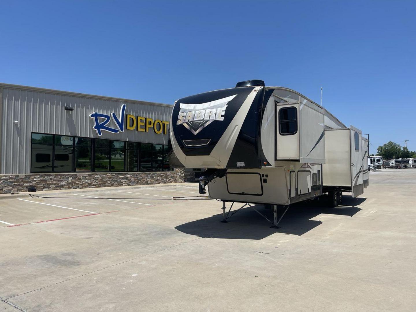 2017 FOREST RIVER SABRE 365MB (4X4FSRN22H3) , Length: 42.42 ft | Dry Weight: 12,994 lbs | Gross Weight: 15,500 lbs | Slides: 4 transmission, located at 4319 N Main Street, Cleburne, TX, 76033, (817) 221-0660, 32.435829, -97.384178 - The 2017 Forest River Sabre 365MB is a roomy fifth wheel that is meant to make camping trips more comfortable. With its spacious layout and thoughtful features, this RV provides a luxury home away from home. The unit measures 42.42 feet in length and weighs 12,994 lbs. dry, offers enough space for r - Photo#0