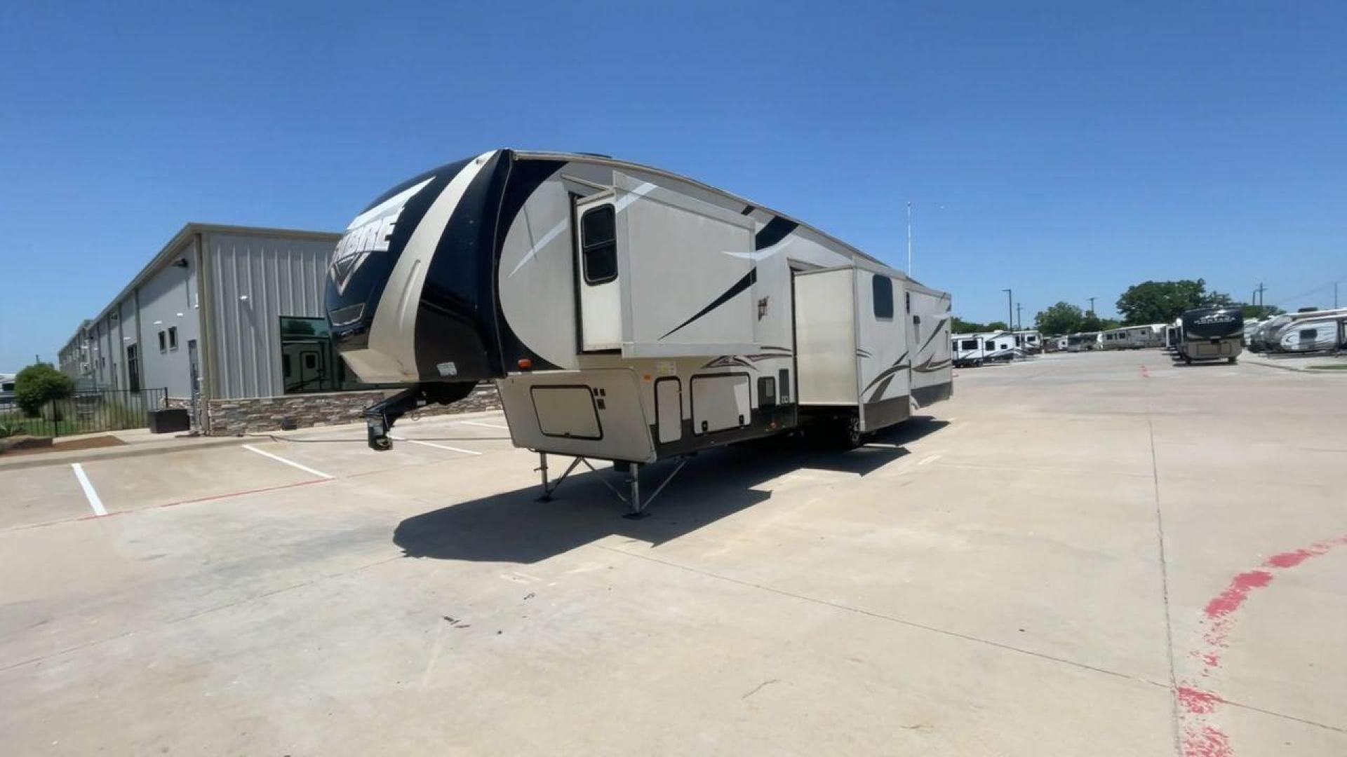 2017 FOREST RIVER SABRE 365MB (4X4FSRN22H3) , Length: 42.42 ft | Dry Weight: 12,994 lbs | Gross Weight: 15,500 lbs | Slides: 4 transmission, located at 4319 N Main Street, Cleburne, TX, 76033, (817) 221-0660, 32.435829, -97.384178 - The 2017 Forest River Sabre 365MB is a roomy fifth wheel that is meant to make camping trips more comfortable. With its spacious layout and thoughtful features, this RV provides a luxury home away from home. The unit measures 42.42 feet in length and weighs 12,994 lbs. dry, offers enough space for r - Photo#5