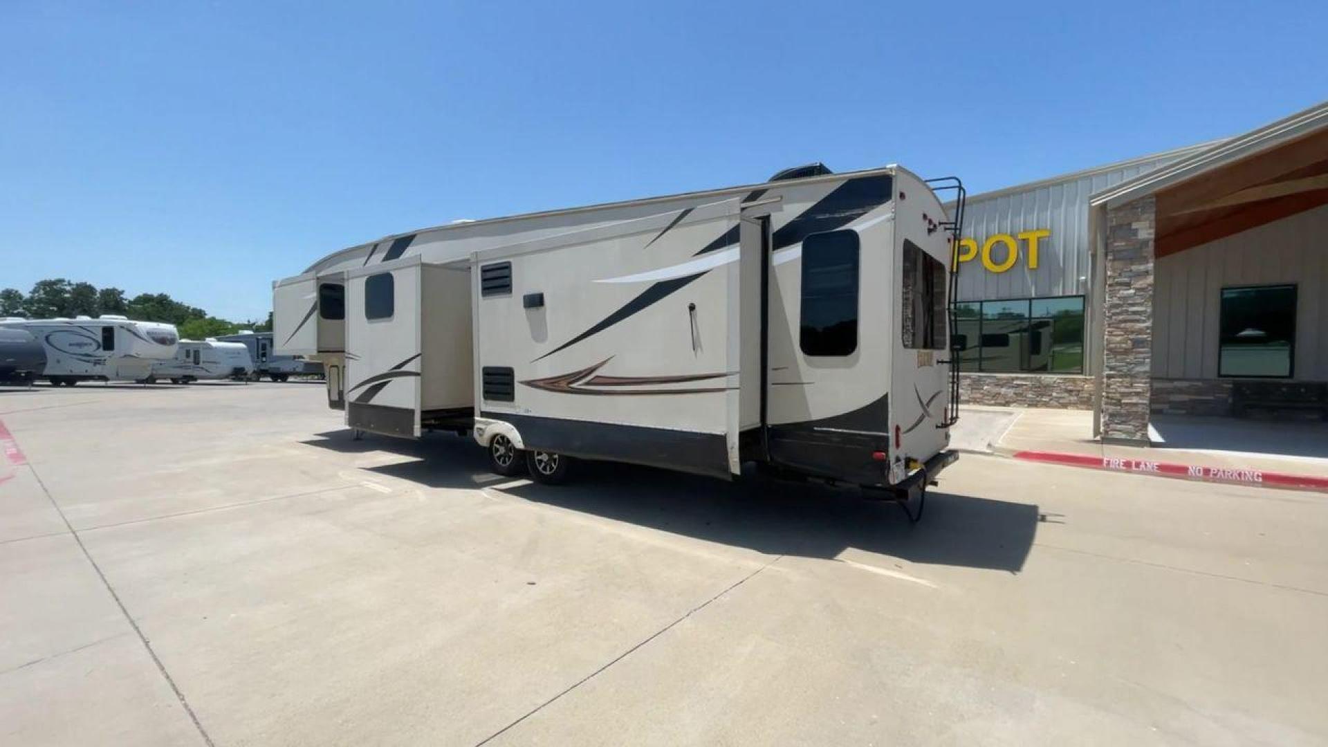 2017 FOREST RIVER SABRE 365MB (4X4FSRN22H3) , Length: 42.42 ft | Dry Weight: 12,994 lbs | Gross Weight: 15,500 lbs | Slides: 4 transmission, located at 4319 N Main Street, Cleburne, TX, 76033, (817) 221-0660, 32.435829, -97.384178 - The 2017 Forest River Sabre 365MB is a roomy fifth wheel that is meant to make camping trips more comfortable. With its spacious layout and thoughtful features, this RV provides a luxury home away from home. The unit measures 42.42 feet in length and weighs 12,994 lbs. dry, offers enough space for r - Photo#7