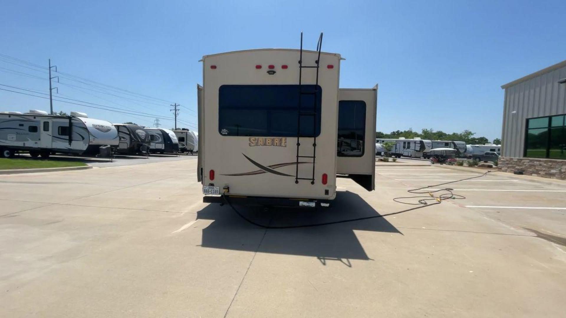 2017 FOREST RIVER SABRE 365MB (4X4FSRN22H3) , Length: 42.42 ft | Dry Weight: 12,994 lbs | Gross Weight: 15,500 lbs | Slides: 4 transmission, located at 4319 N Main Street, Cleburne, TX, 76033, (817) 221-0660, 32.435829, -97.384178 - The 2017 Forest River Sabre 365MB is a roomy fifth wheel that is meant to make camping trips more comfortable. With its spacious layout and thoughtful features, this RV provides a luxury home away from home. The unit measures 42.42 feet in length and weighs 12,994 lbs. dry, offers enough space for r - Photo#8