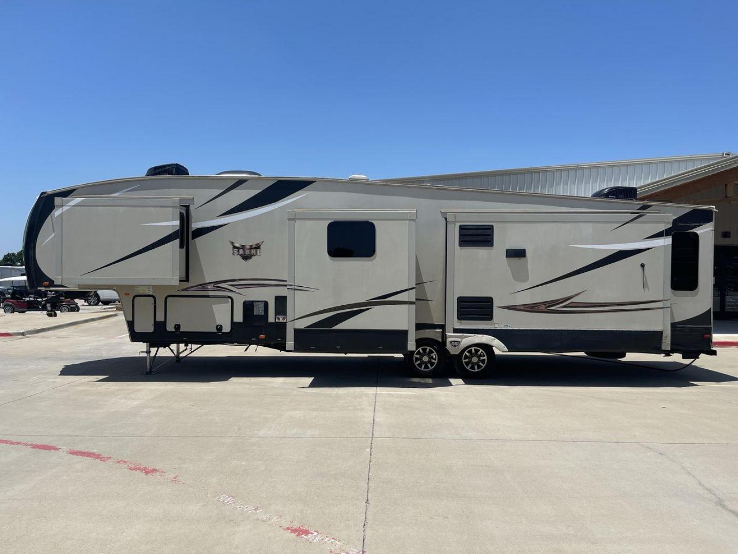 2017 FOREST RIVER SABRE 365MB (4X4FSRN22H3) , Length: 42.42 ft | Dry Weight: 12,994 lbs | Gross Weight: 15,500 lbs | Slides: 4 transmission, located at 4319 N Main Street, Cleburne, TX, 76033, (817) 221-0660, 32.435829, -97.384178 - The 2017 Forest River Sabre 365MB is a roomy fifth wheel that is meant to make camping trips more comfortable. With its spacious layout and thoughtful features, this RV provides a luxury home away from home. The unit measures 42.42 feet in length and weighs 12,994 lbs. dry, offers enough space for r - Photo#23