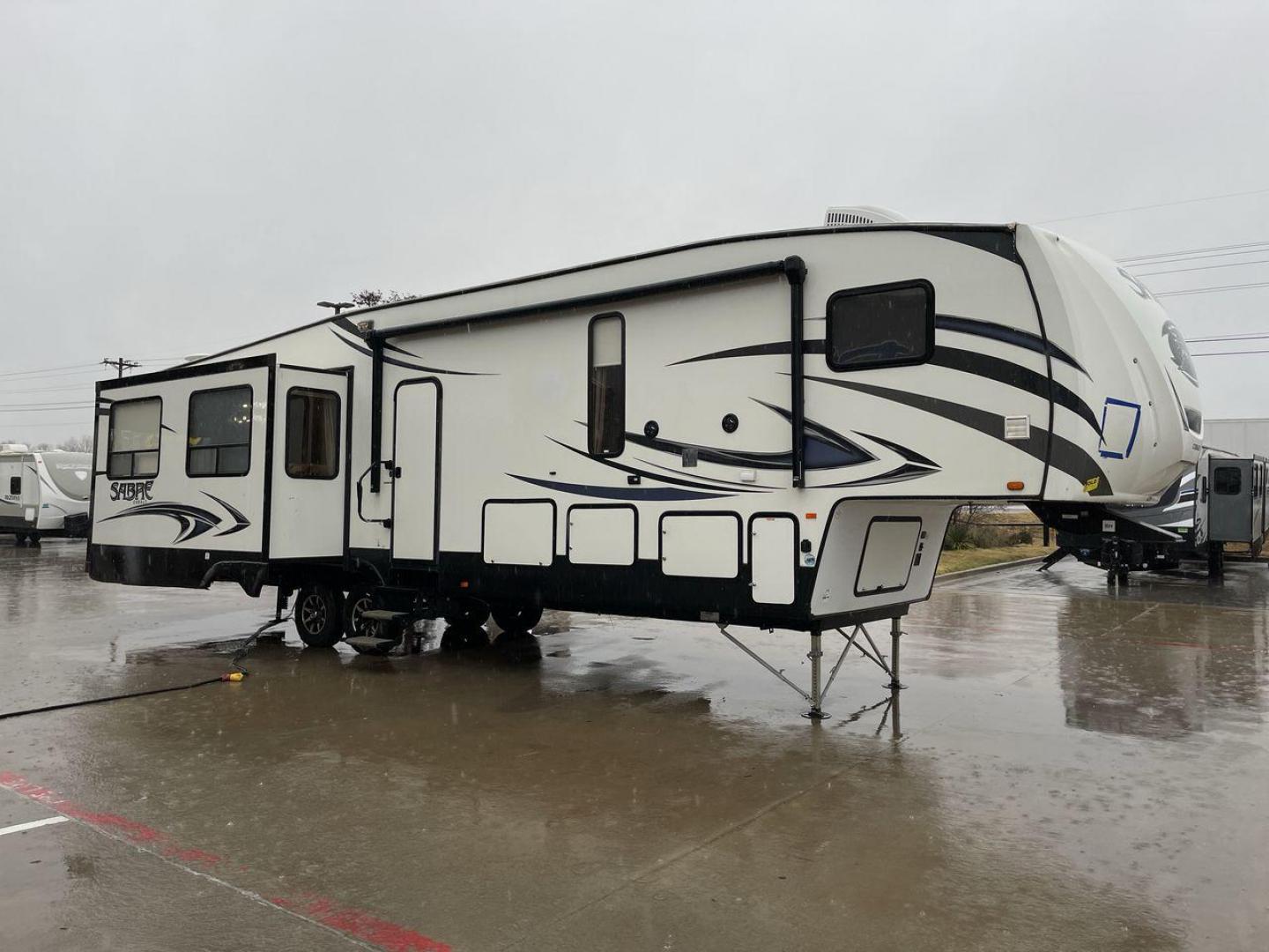 2017 FOREST RIVER SPORTSTER / SABRE (4X4FSRM24H3) , located at 4319 N Main Street, Cleburne, TX, 76033, (817) 221-0660, 32.435829, -97.384178 - Photo#23