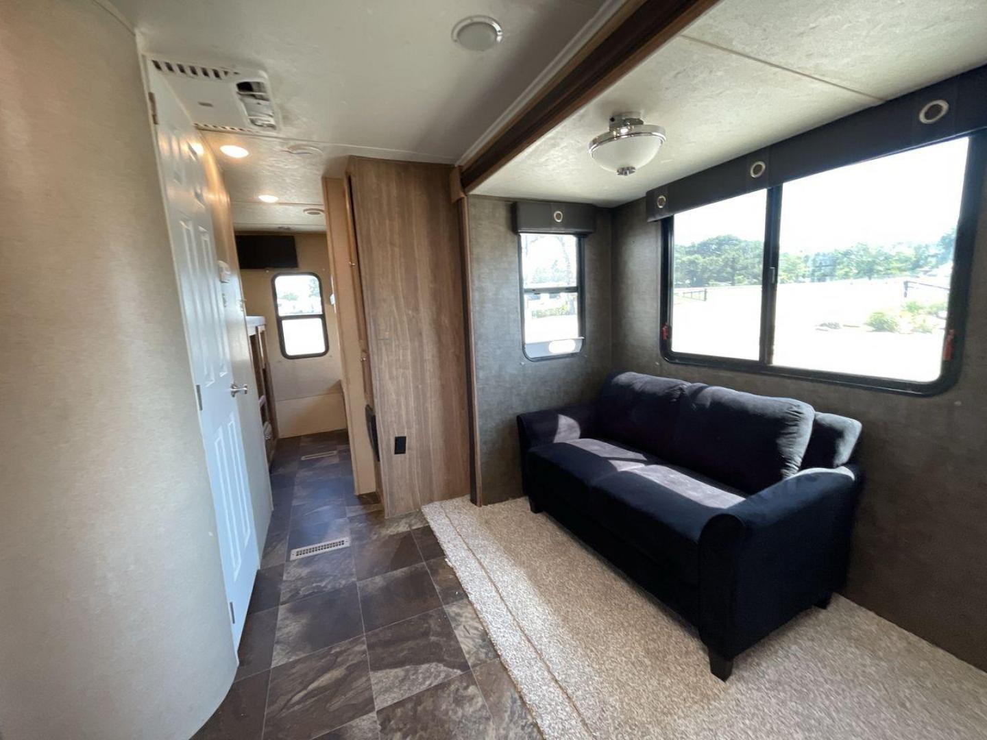 2017 FOREST RIVER SHASTA REVERE 30BH (5ZT2SHVBXHE) , located at 4319 N Main Street, Cleburne, TX, 76033, (817) 221-0660, 32.435829, -97.384178 - Photo#10