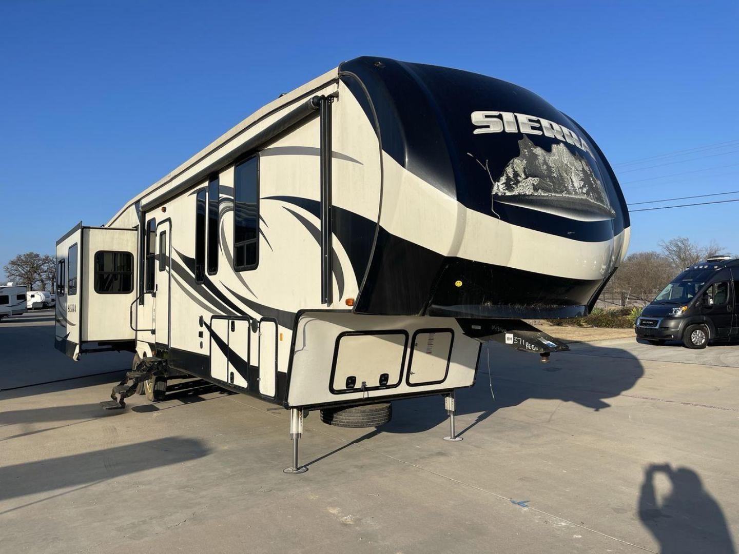 2017 TAN FOREST RIVER SIERRA 371REBH (4X4FSEN2XHJ) , Length: 42.92 ft. | Dry Weight: 12,624 lbs. | Gross Weight: 15,500 lbs. | Slides: 4 transmission, located at 4319 N Main Street, Cleburne, TX, 76033, (817) 221-0660, 32.435829, -97.384178 - Photo#23